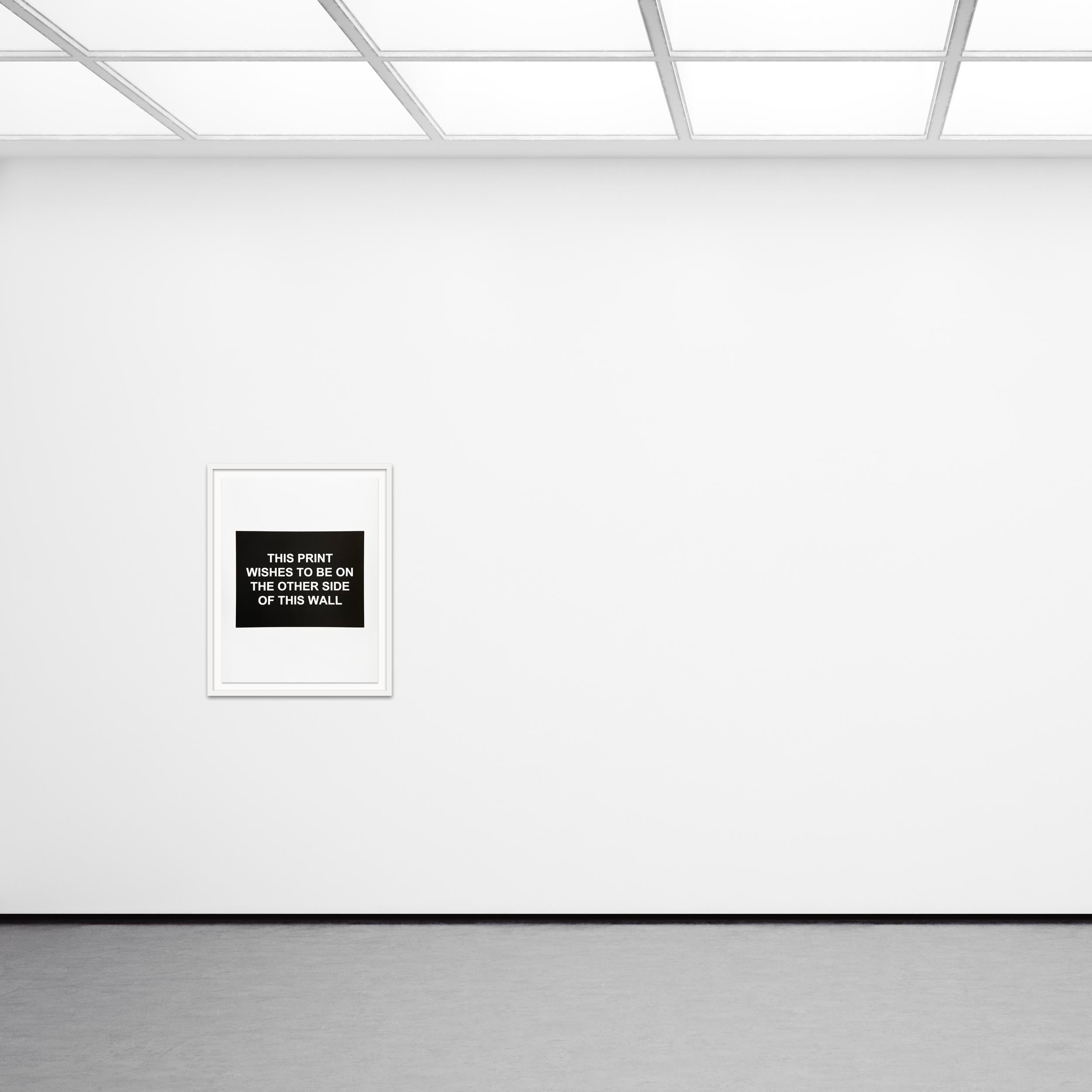 Dieser Druck wünscht sich, auf der anderen Seite dieser Wand zu sein, Zeitgenössische Kunst – Print von Laure Prouvost