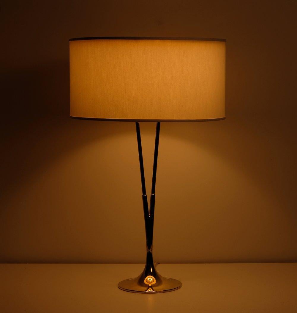 Laurel 1960s Wishbone Table Lamp. 60 Watts E-26 medium base incandescent bulb recommended or higher if LED/CFL.

Verified original E-26 medium base socket, original plastic cord, unpolarized plug. New linen drum shade is included in sale. Minor