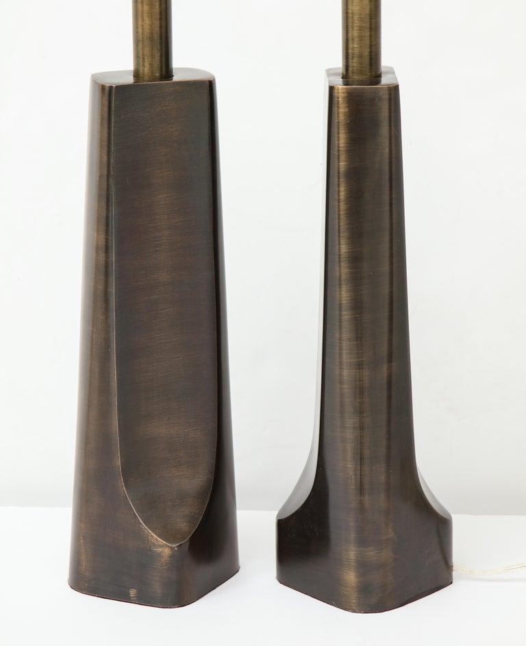 Moderne Lampes modernes Laurel en bronze vieilli en vente