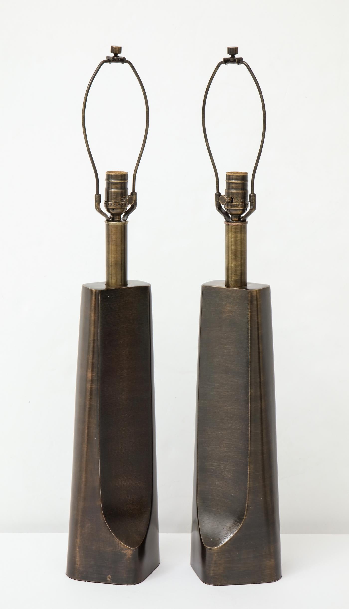 Moderne Lampes modernes Laurel en bronze vieilli en vente