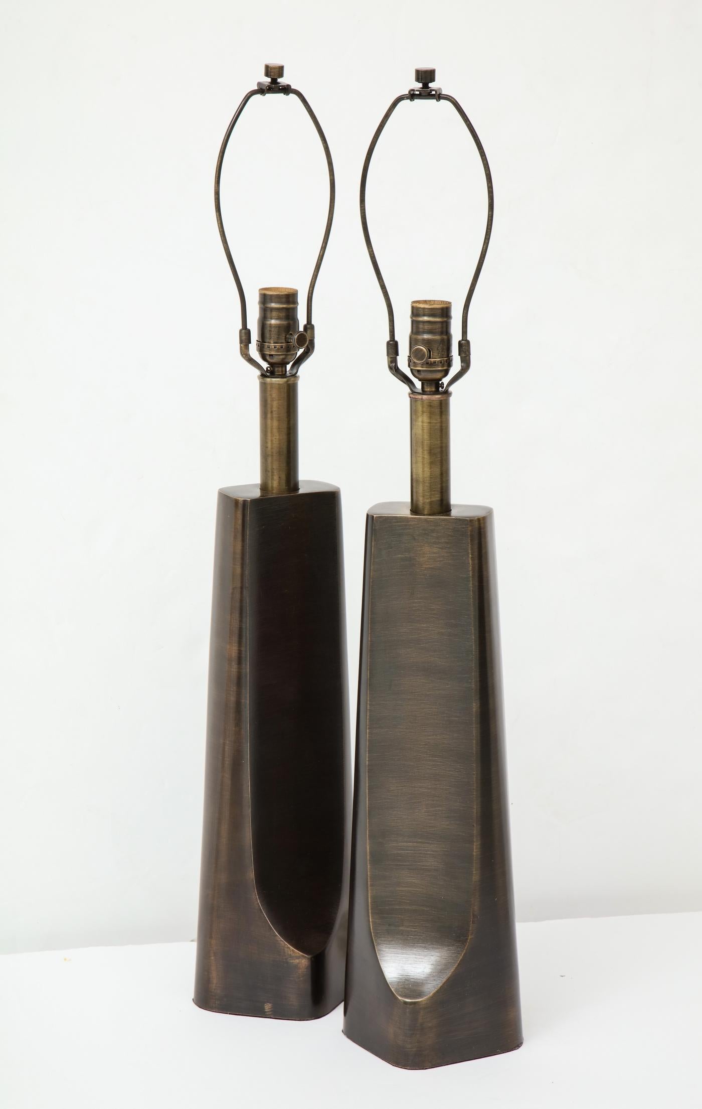 Américain Lampes modernes Laurel en bronze vieilli en vente