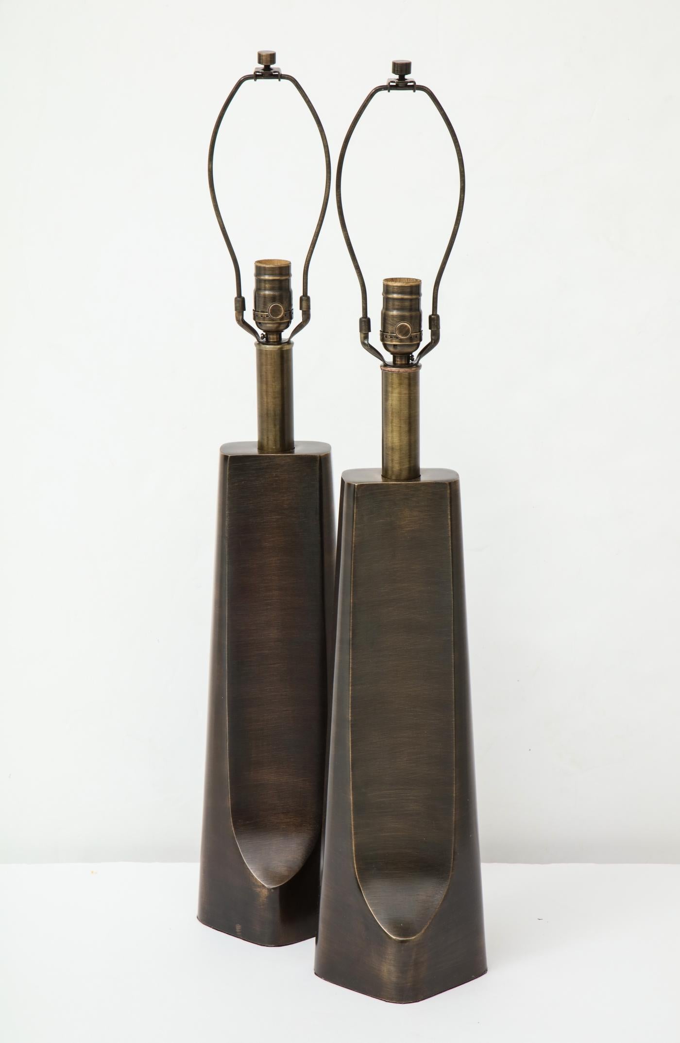 Lampes modernes Laurel en bronze vieilli Excellent état - En vente à New York, NY