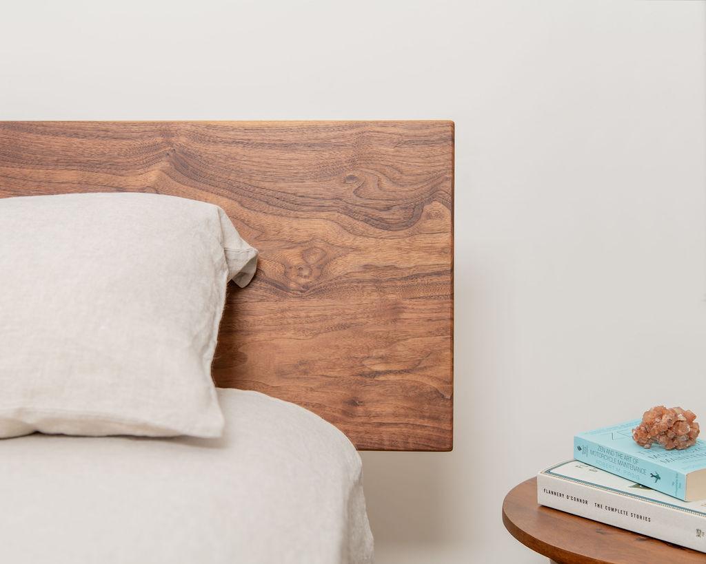 Laurel-Bett, modernes Queen-Bett aus Nussbaumholz mit Eschenholzschienen (amerikanisch) im Angebot