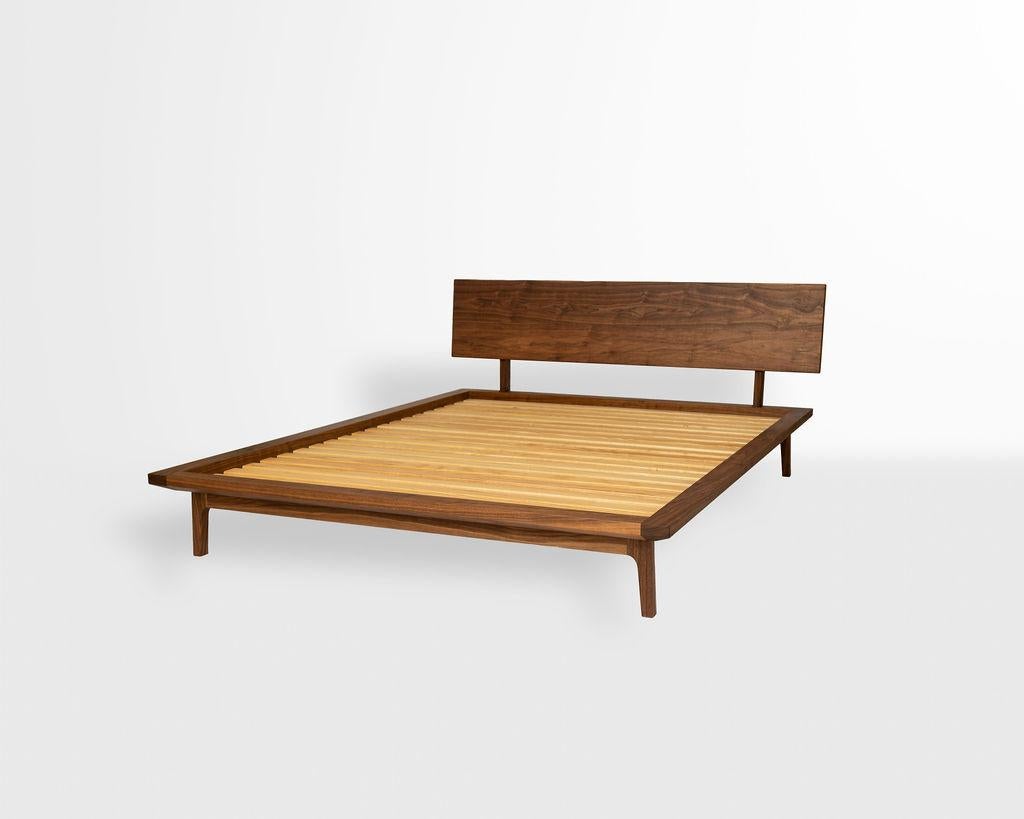 Laurel-Bett, modernes Queen-Bett aus Nussbaumholz mit Eschenholzschienen im Angebot 1