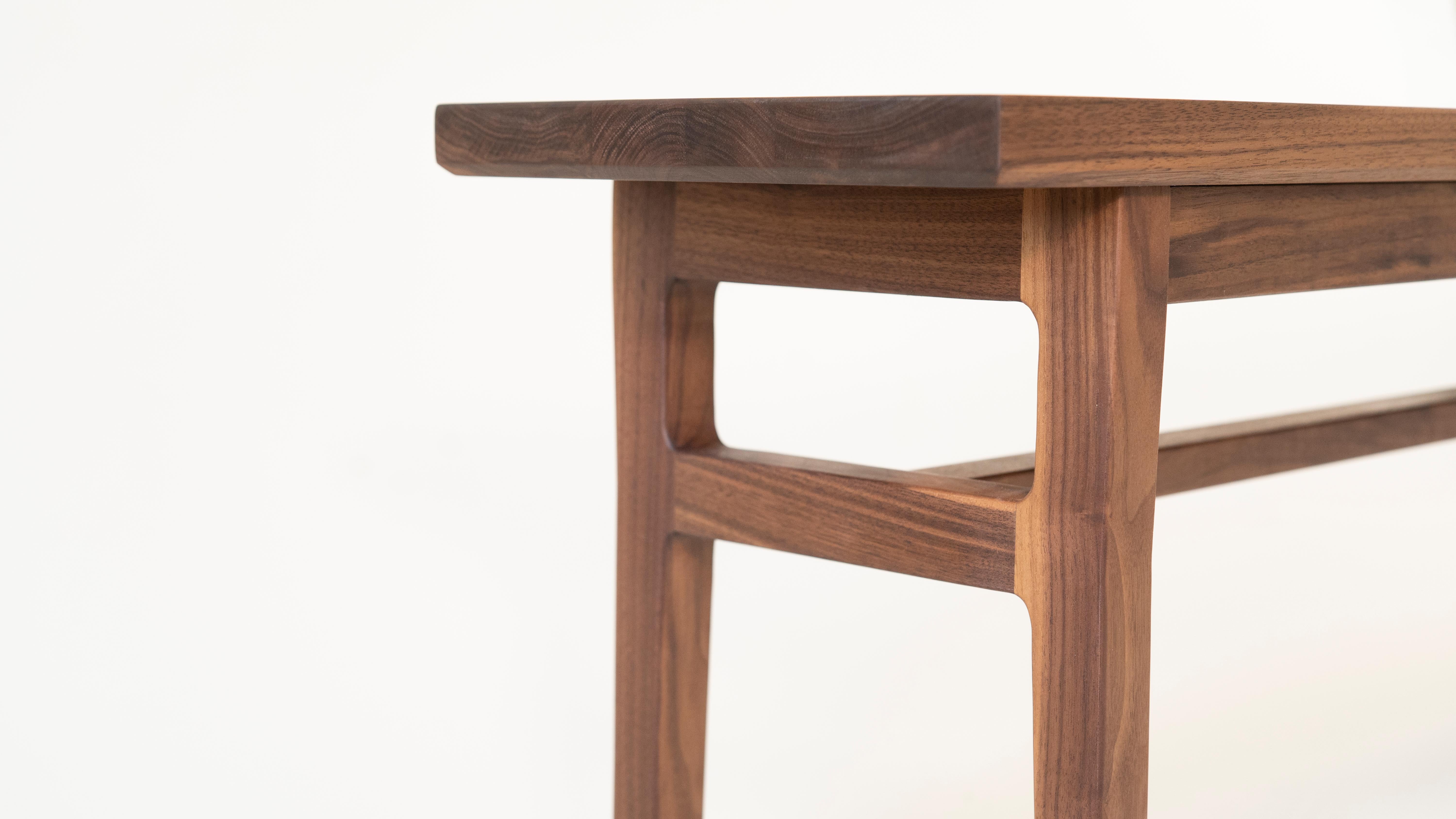 Scandinave moderne Banc Laurel, banc moderne en noyer avec menuiserie sculptée en vente