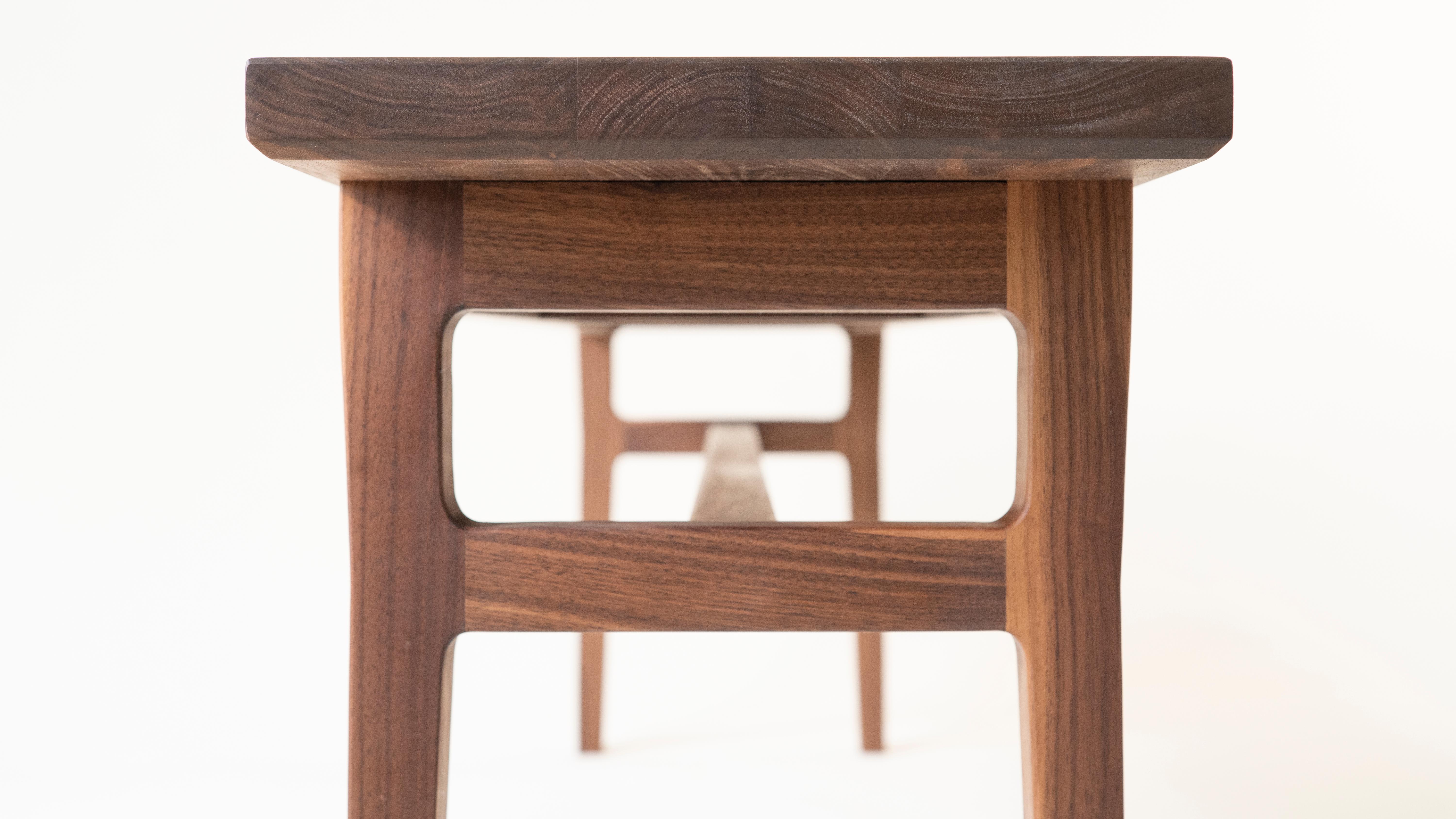 Banc Laurel, banc moderne en noyer avec menuiserie sculptée Neuf - En vente à Chattanooga, TN