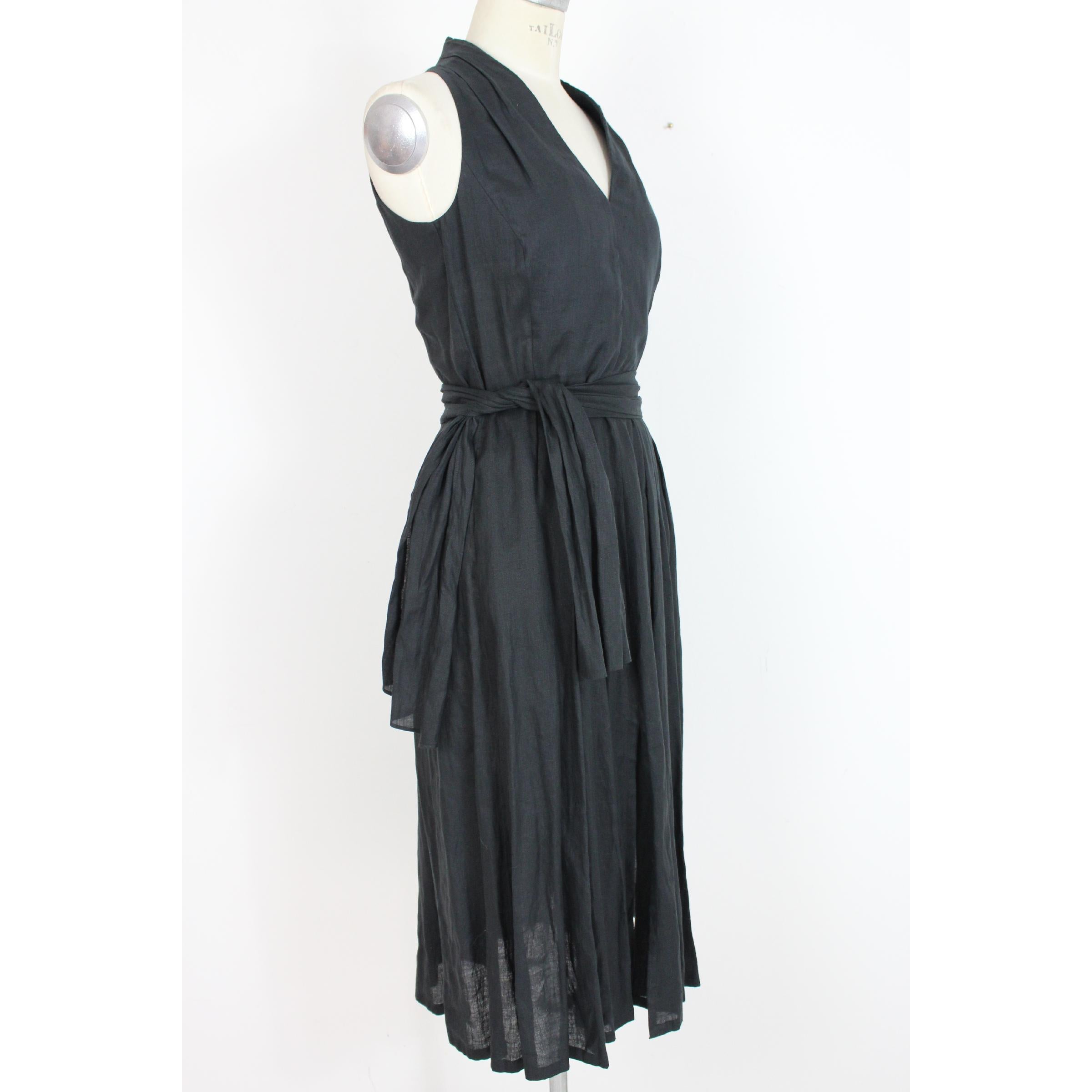Laurel vintage 90s dress for women. Long dress, black color, 100% linen. American neckline, wide pleated skirt, waist belt. Made in Italy. Excellent vintage condition. 

Size: 40 It 6 Us 8 Uk 

Shoulder: 40 cm 
Bust / Chest: 46 cm 
Length: 120 cm