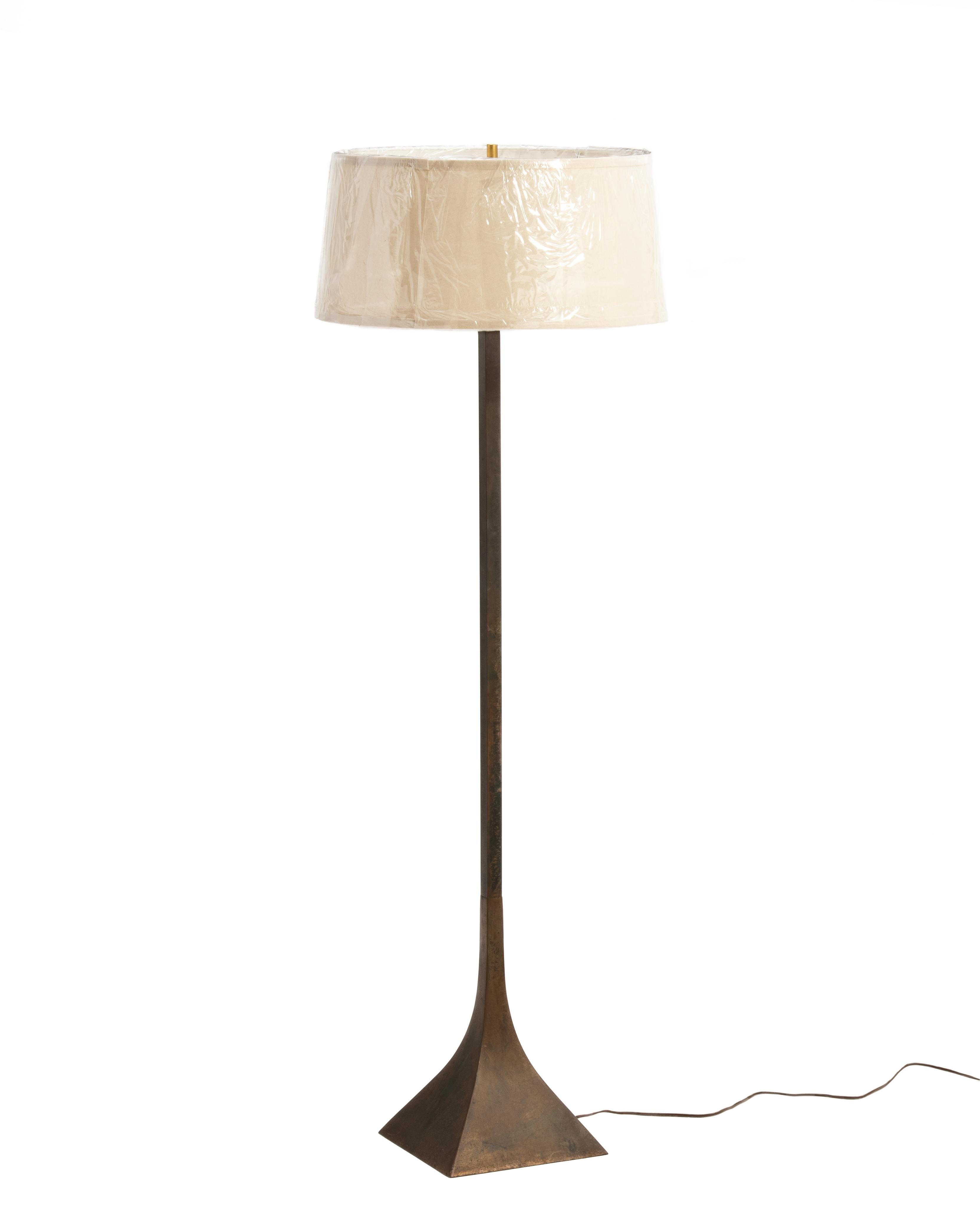 A very nice bronze patinated floor lamp made by the Laurel Lamp Company, inspired by the Stewart Ross James floor lamp for Hansen Lighting. The body is two segments, the cast base, and the shaft. Both are patinated with a lively bronze finish.
The