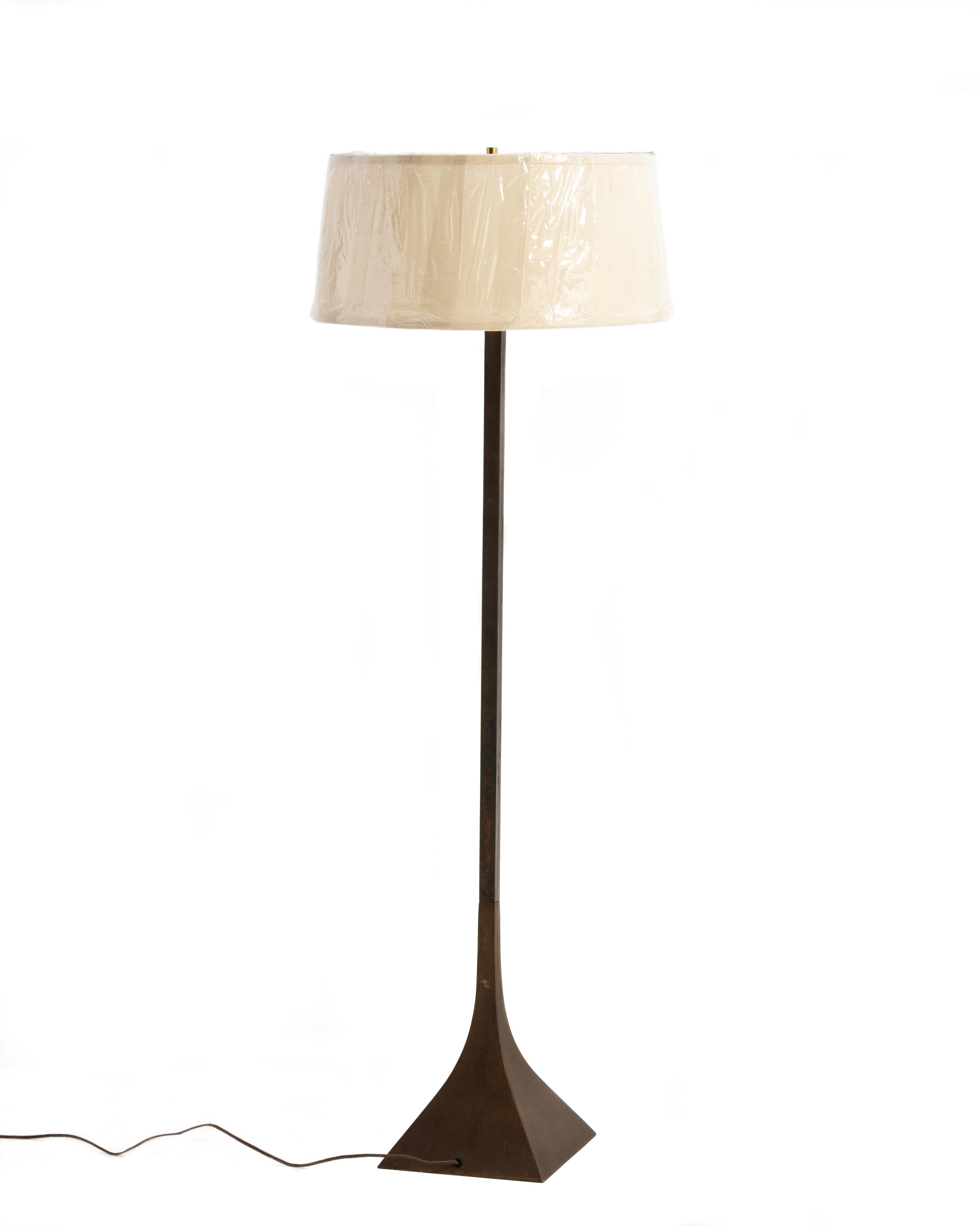 Late 20th Century Laurel Bronze Patina Floor Lamp Style of Stewart Ross James Hansen Lighting For Sale