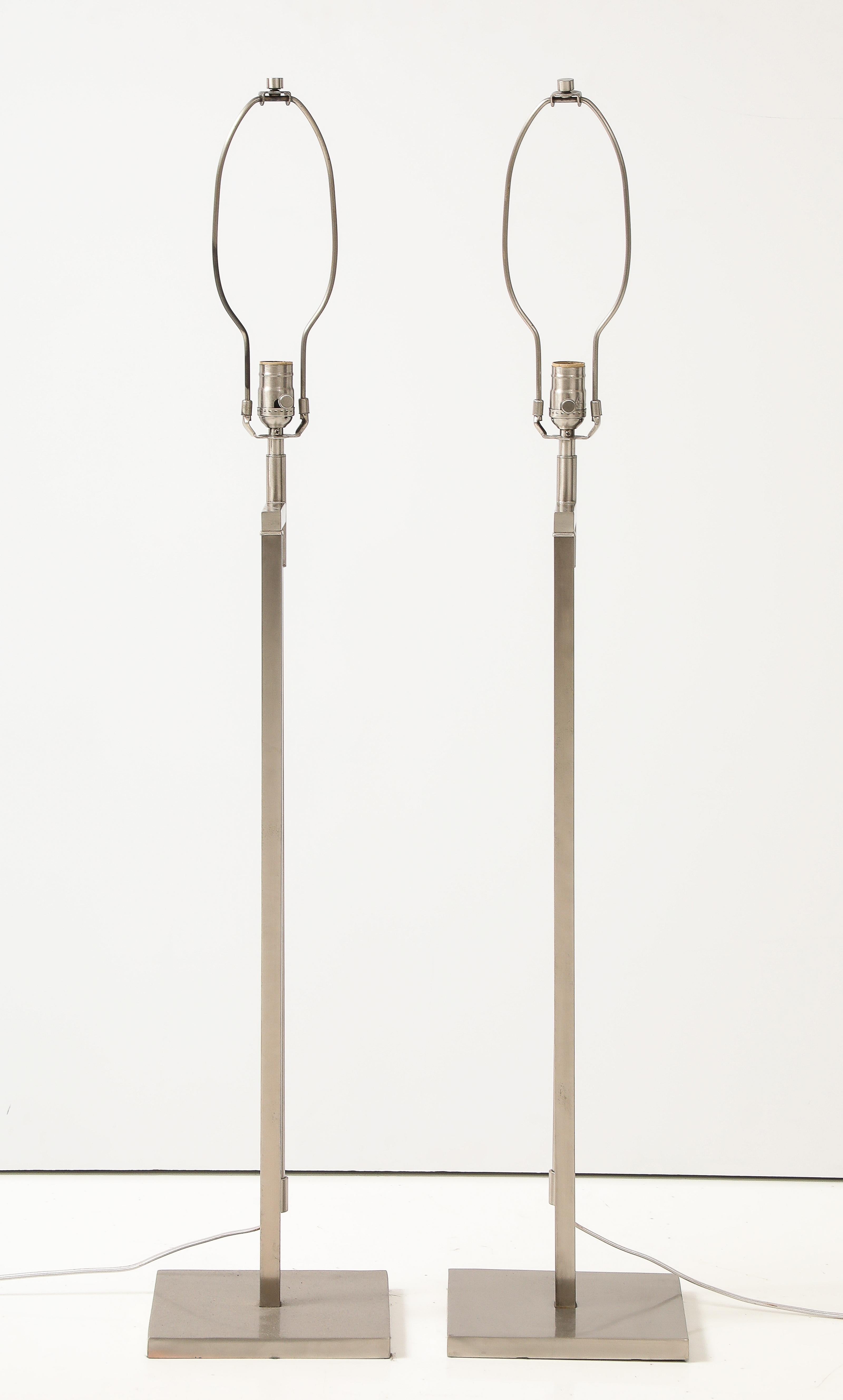 Lampadaire à hauteur réglable, finition nickel brossé, sur mesure. Les lampes ont été recâblées professionnellement avec des cordons recouverts de tissu et ont des douilles neuves. Ampoules de !00W max, plus si LED. 1950 $ l'unité