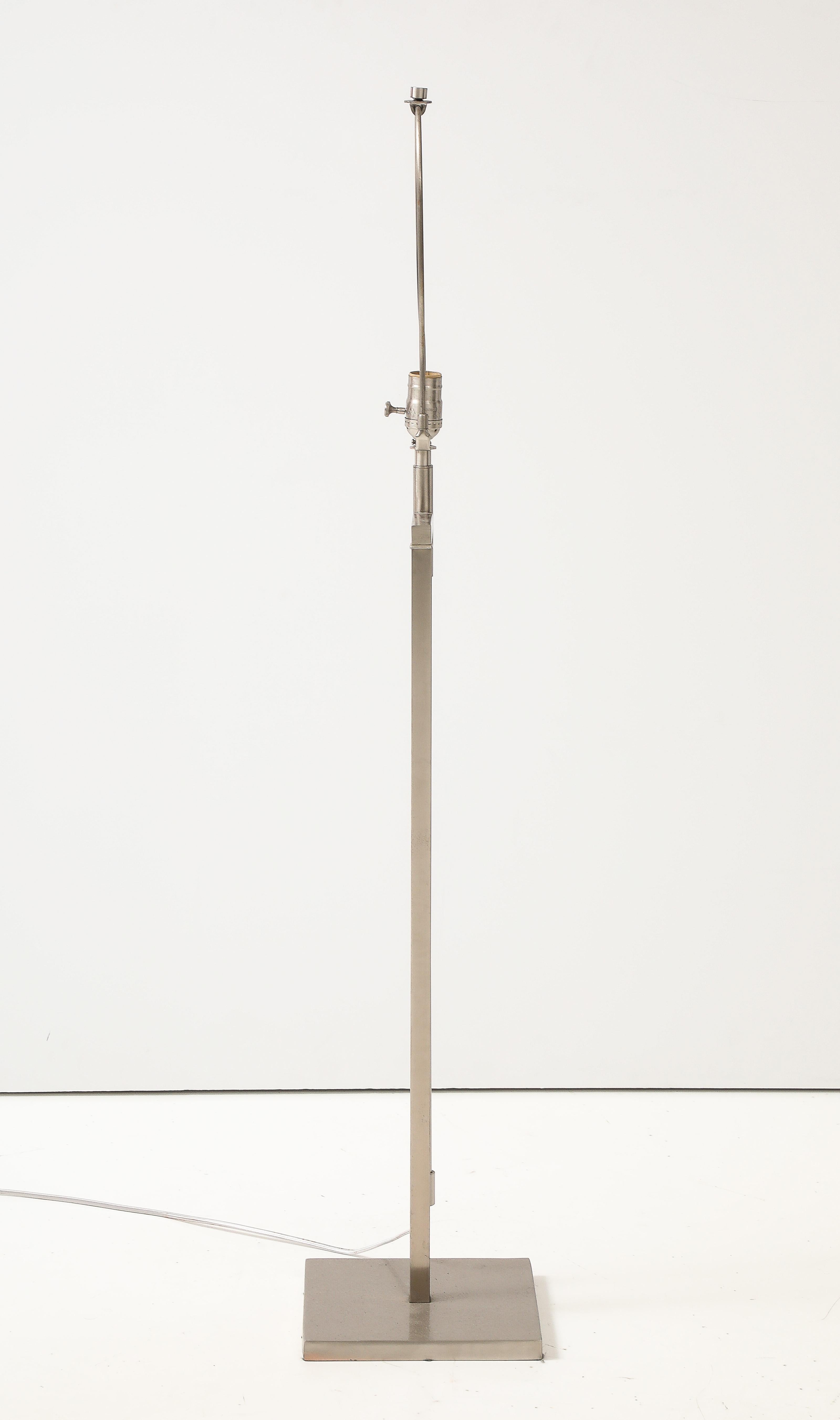 20ième siècle Lampadaire Laurel brossé nickel en vente
