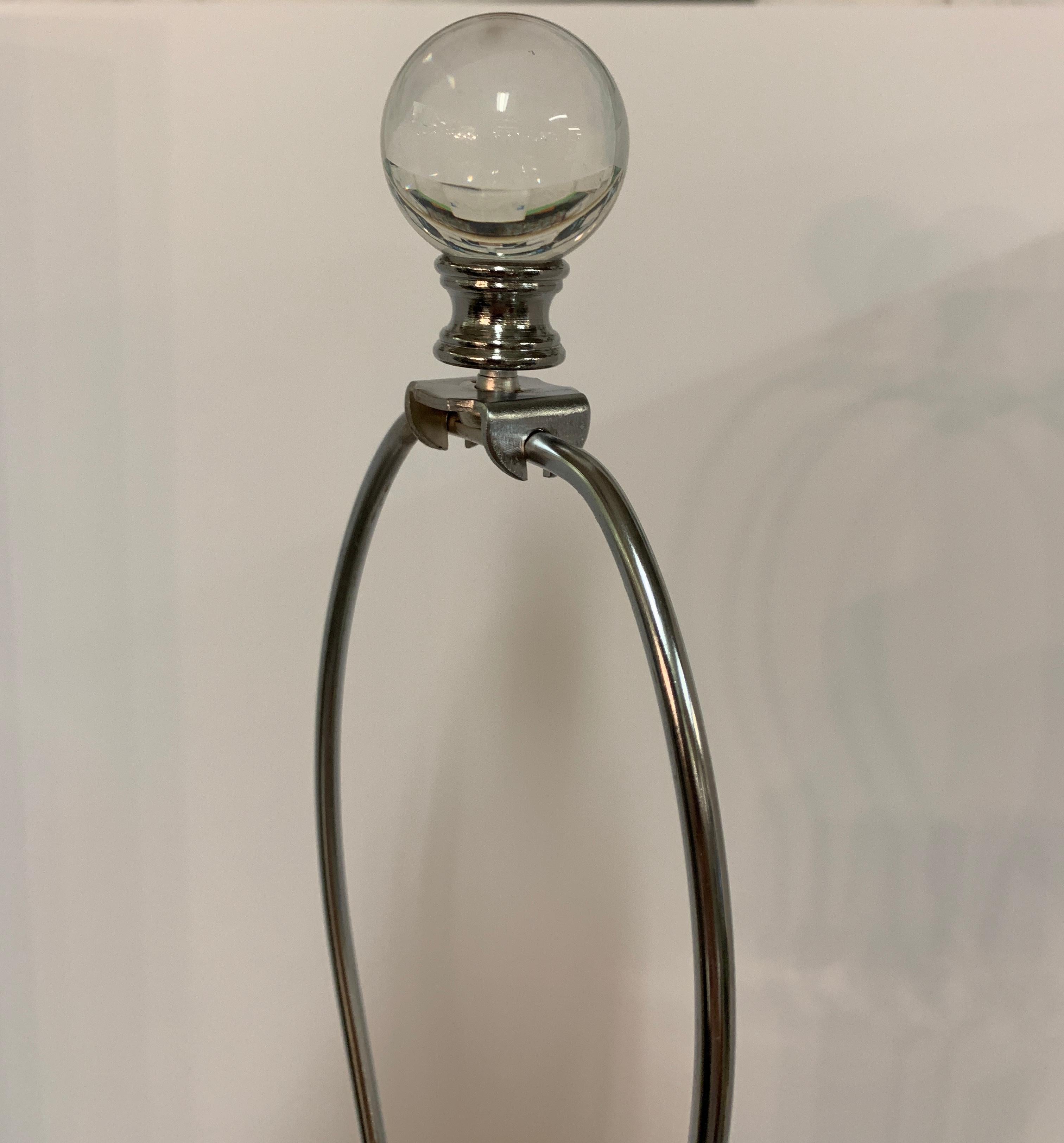 Une lampe Laurel vintage en acier brossé et laiton. Elle a été recâblée et une nouvelle douille. La lampe présente une usure appropriée à son âge, avec quelques entailles et marques. Le fond en carton feutré n'est plus tout à fait adapté, mais il