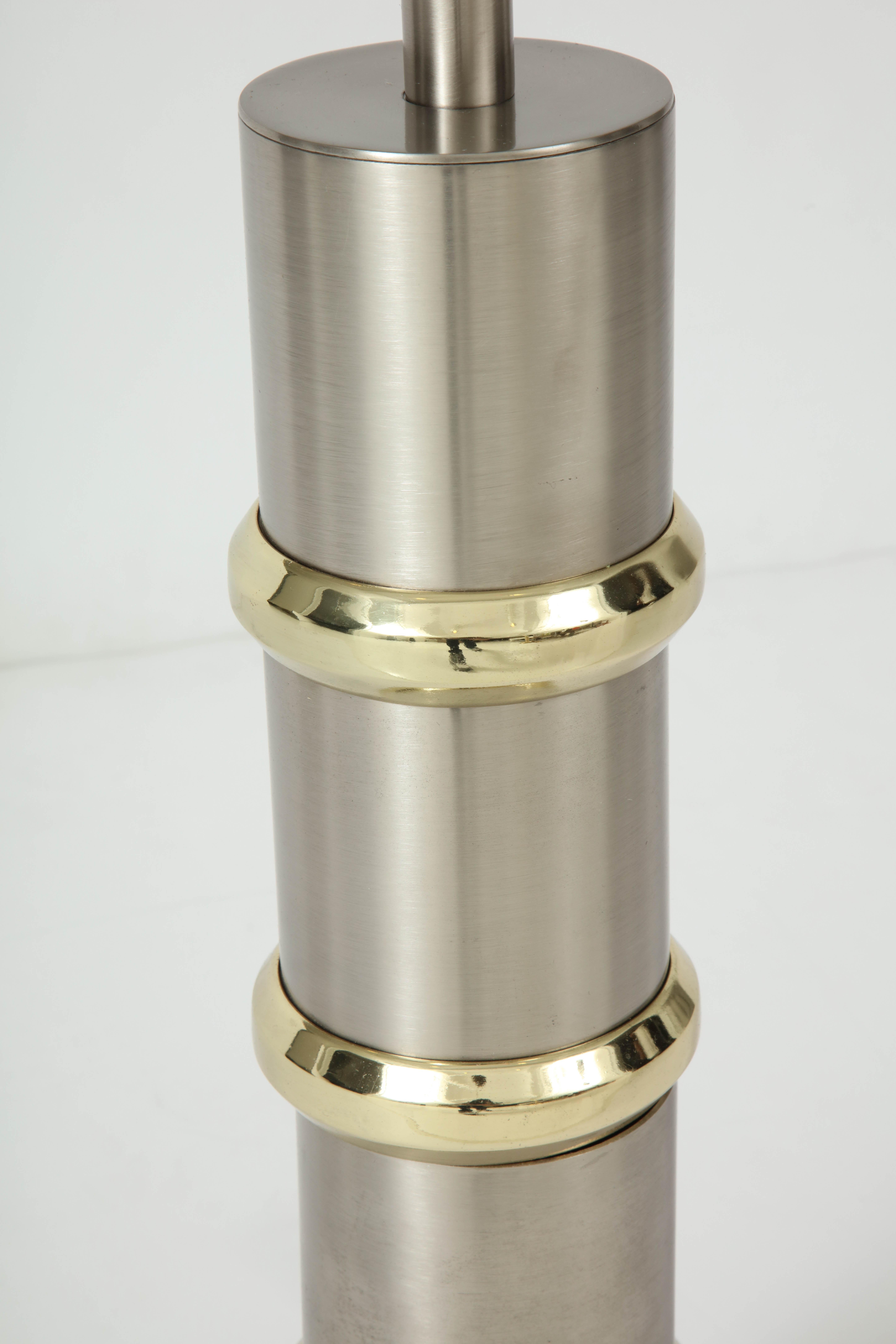 Américain Lampes cylindriques Laurel en acier brossé et laiton en vente