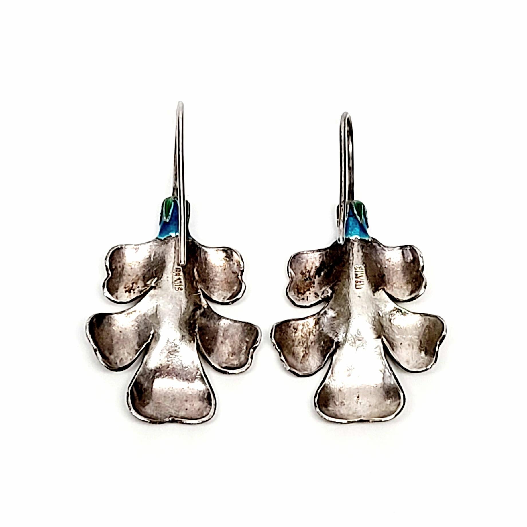 Vintage Laurel Burch Sterling Silber und Emaille Blume Ohrringe. 

Frühe Vintage Laurel Burch:: ca. 1970er Jahre:: ihre Entwürfe sind einzigartige:: tragbare Kunst. Diese sind lila mit kleinen grünen Emaille-Blumen an einem Haken. 

Maßnahmen ca. 1
