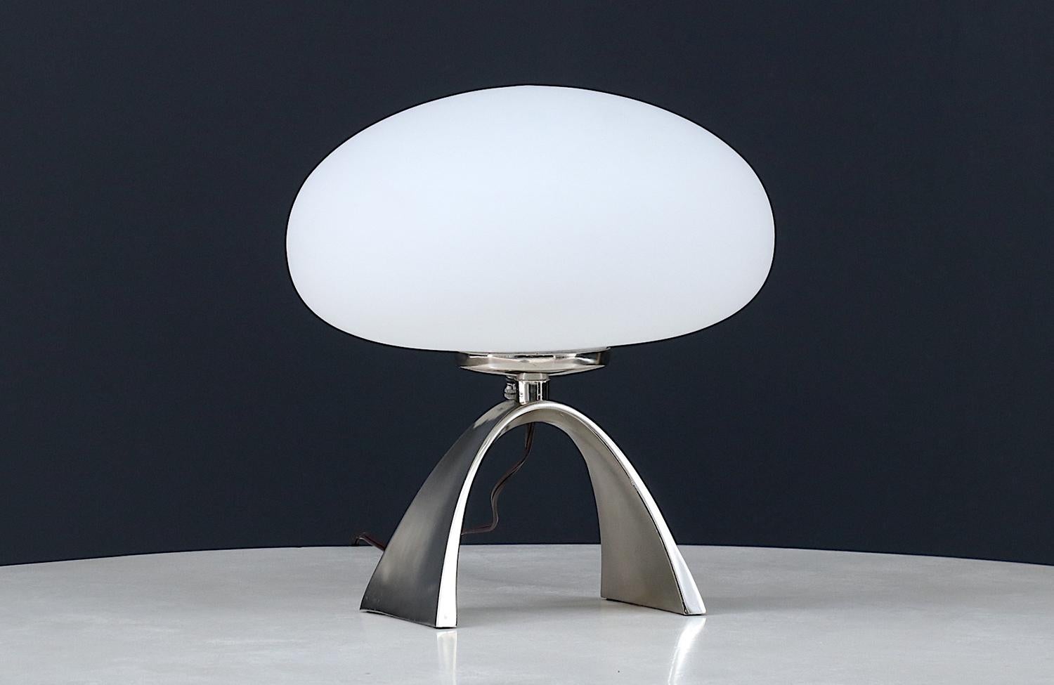 Lámpara Seta con Base Cromada y Pantalla de Cristal Esmerilado Laurel Estadounidense en venta