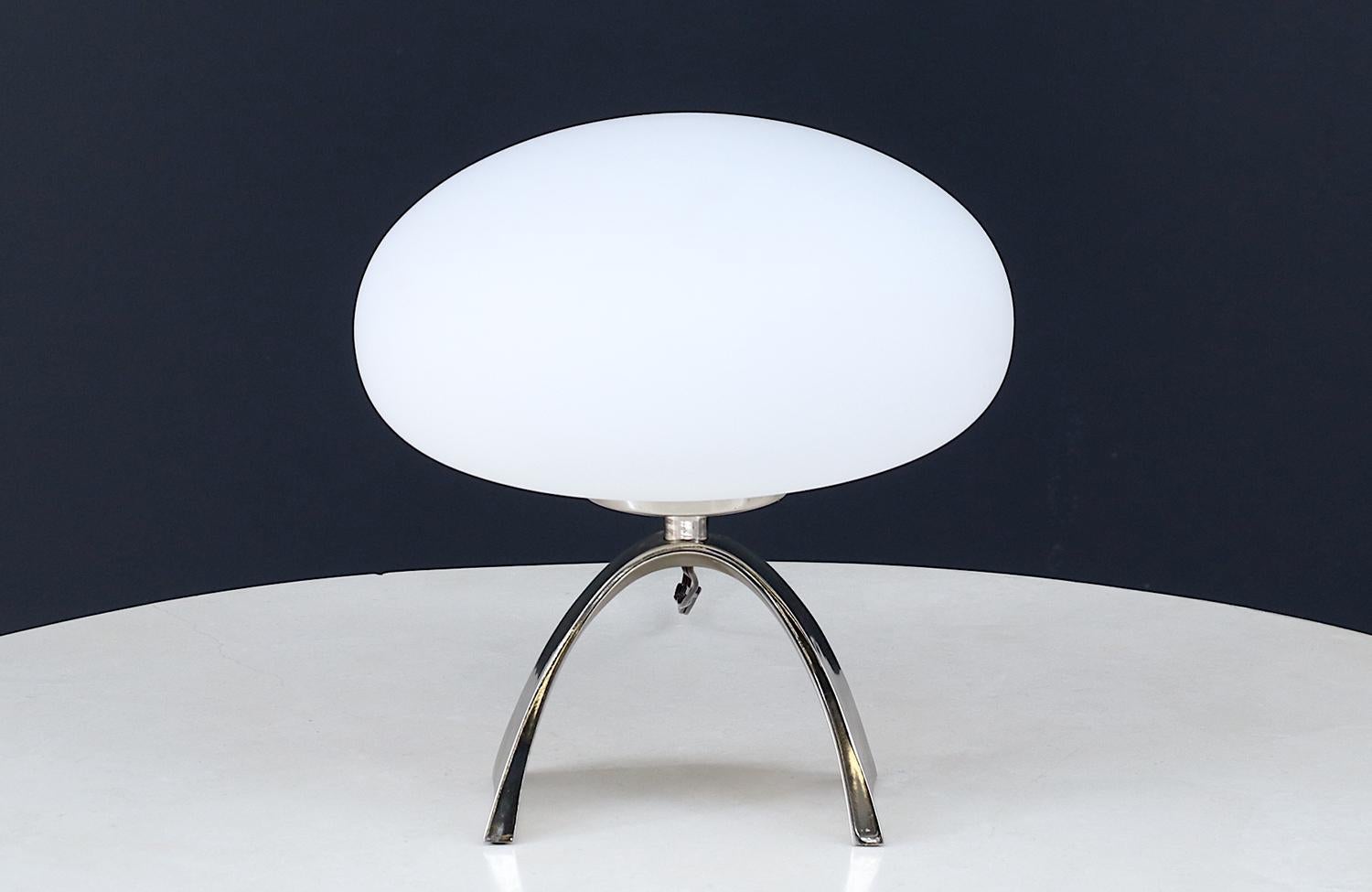 Lámpara Seta con Base Cromada y Pantalla de Cristal Esmerilado Laurel en Excelente estado para la venta en Los Angeles, CA