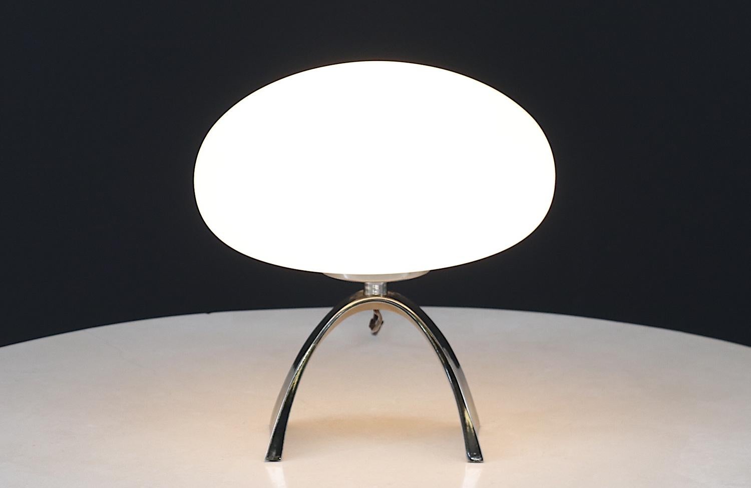 Lámpara Seta con Base Cromada y Pantalla de Cristal Esmerilado Laurel mediados del siglo XX en venta