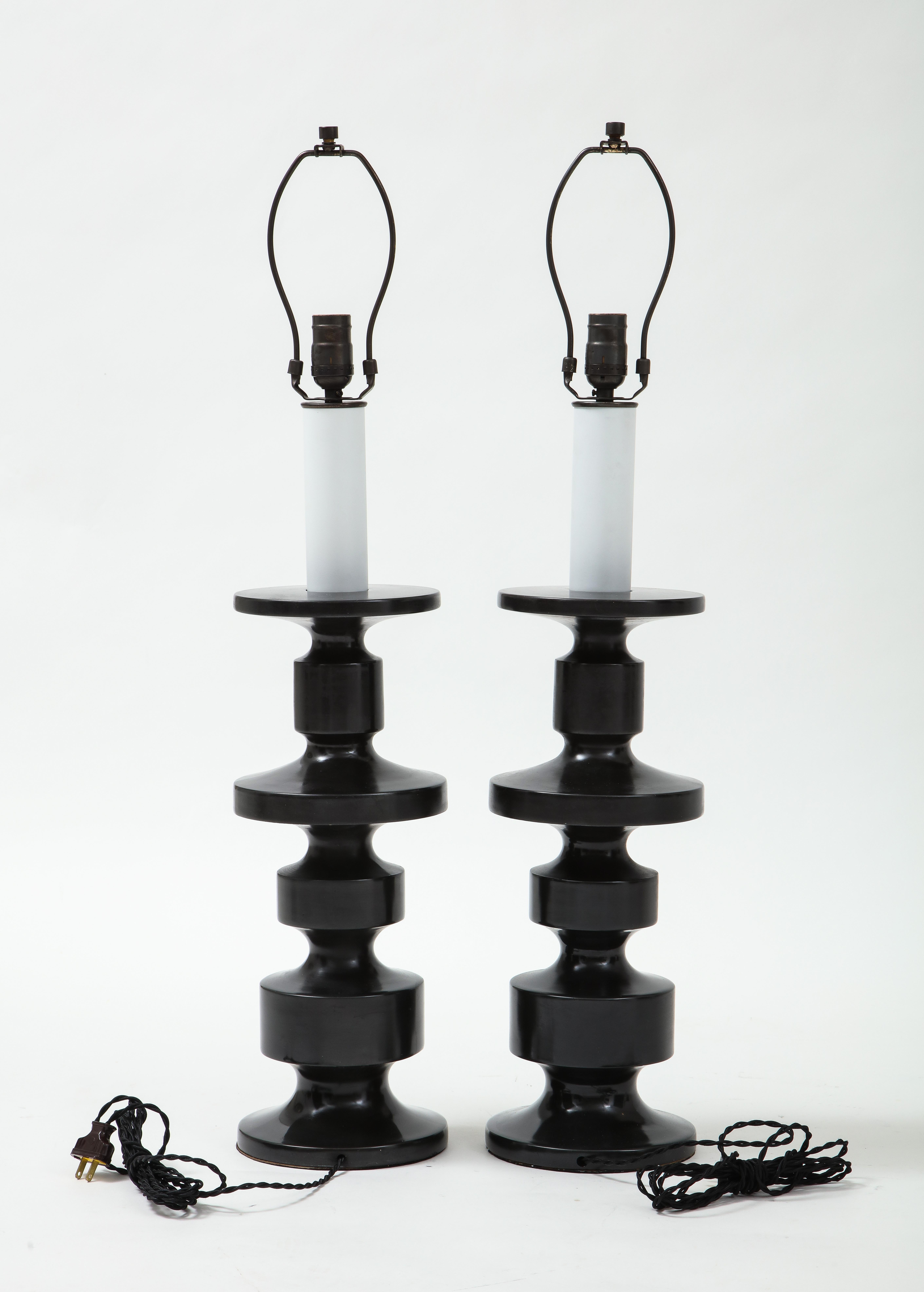 Lampes totem à finition personnalisée dans une finition mate de bronze foncé architectural. Recâblé pour une utilisation aux USA. ampoules de 100W max. La hauteur indiquée est une mesure globale incluant la harpe.