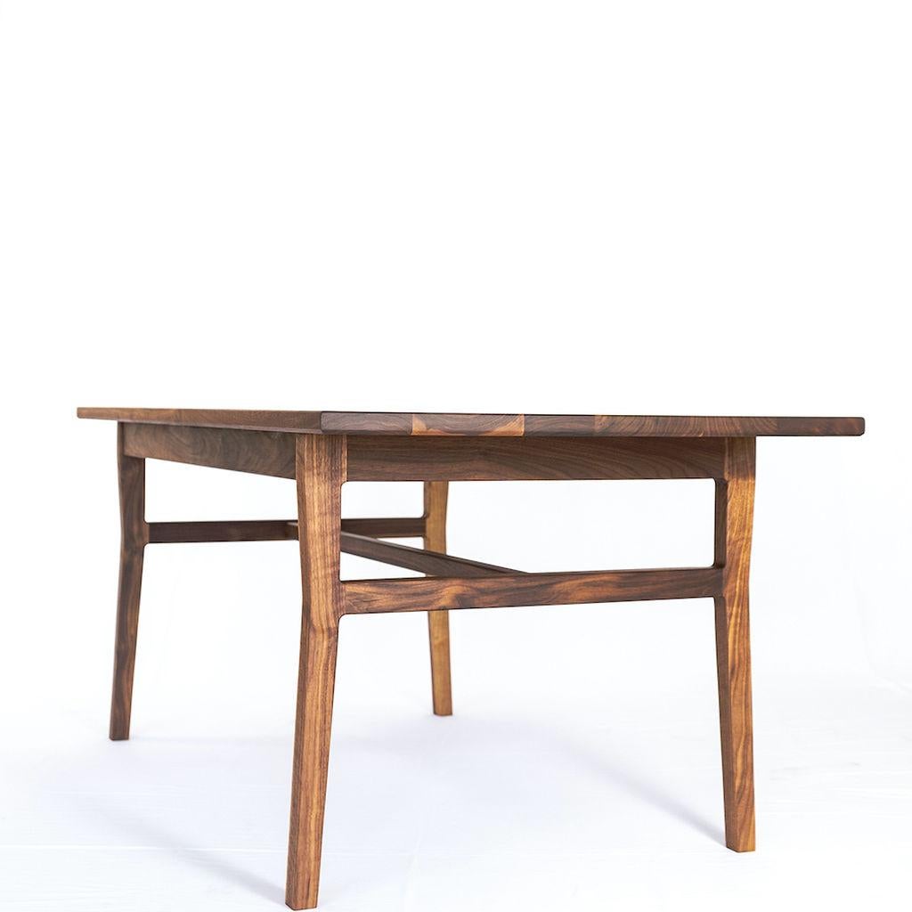 Américain Ensemble de salle à manger Laurel, table et banc modernes en noyer avec menuiserie sculptée en vente