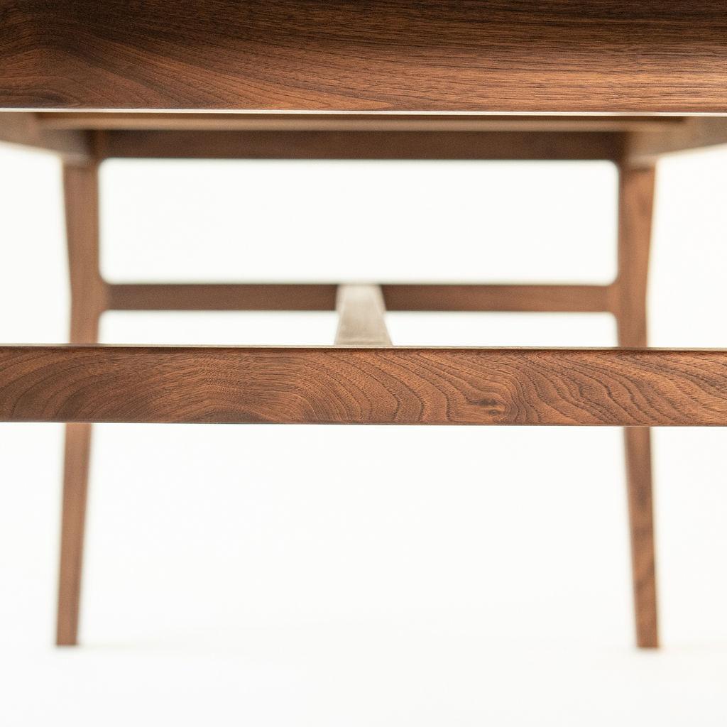 Bois Ensemble de salle à manger Laurel, table et banc modernes en noyer avec menuiserie sculptée en vente