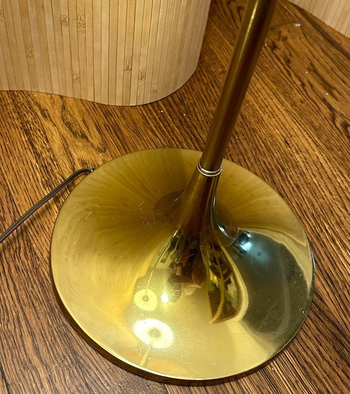 Laurel Stehleuchte Pilz mattiertes Glas Schirm  (Moderne der Mitte des Jahrhunderts) im Angebot
