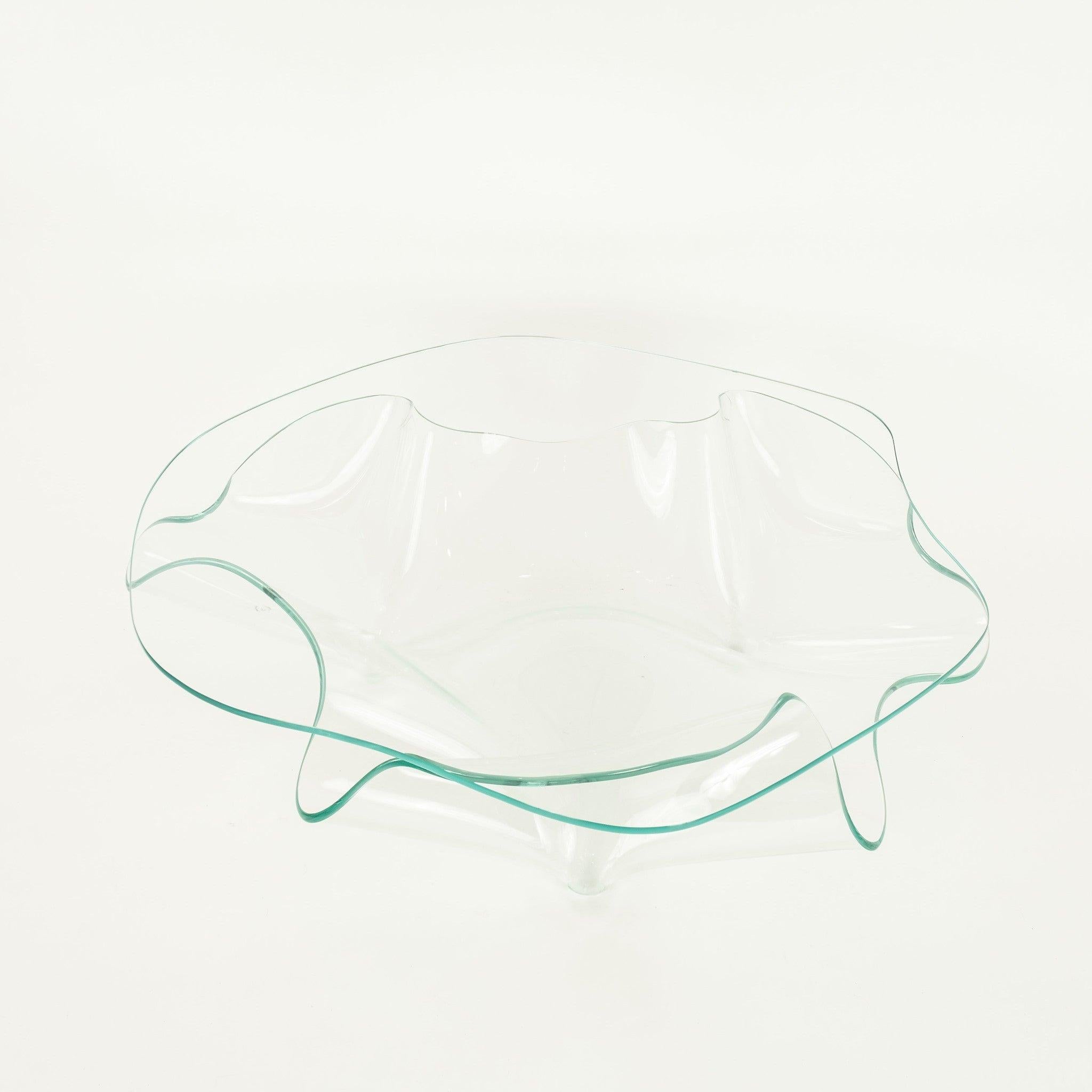 Table de cocktail surdimensionnée en verre soufflé créée par feu l'artiste américaine Laurel Fyfe (1956-2011) pour Fox Fire Glassworks, dans le Michigan. Une impressionnante table moderne organique biomorphique qui rend hommage aux célèbres travaux