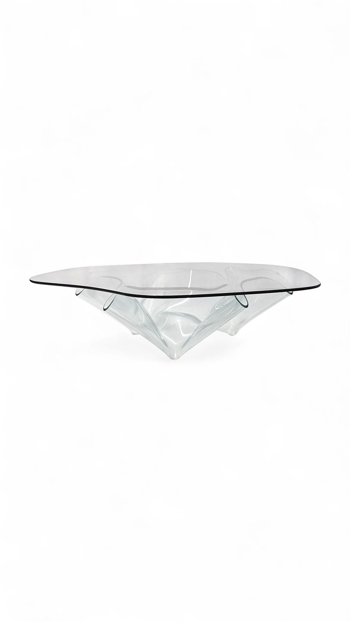 Laurel Fyfe Skulpturaler Couchtisch mit Taschentuch/Taschentuch aus Kunstglas 

*Glas ist frei geformt 