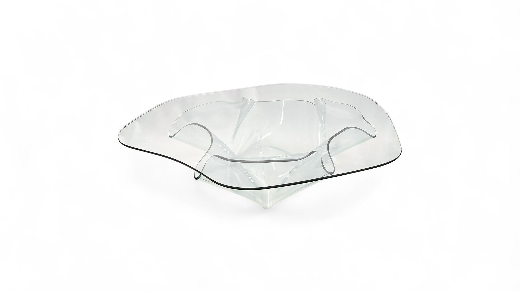 Laurel Fyfe Skulpturaler Couchtisch mit Taschentuch/Taschentuch aus Kunstglas (Glas) im Angebot