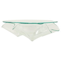 Mesa baja Laurel Fyfe de vidrio artístico con pañuelo escultórico