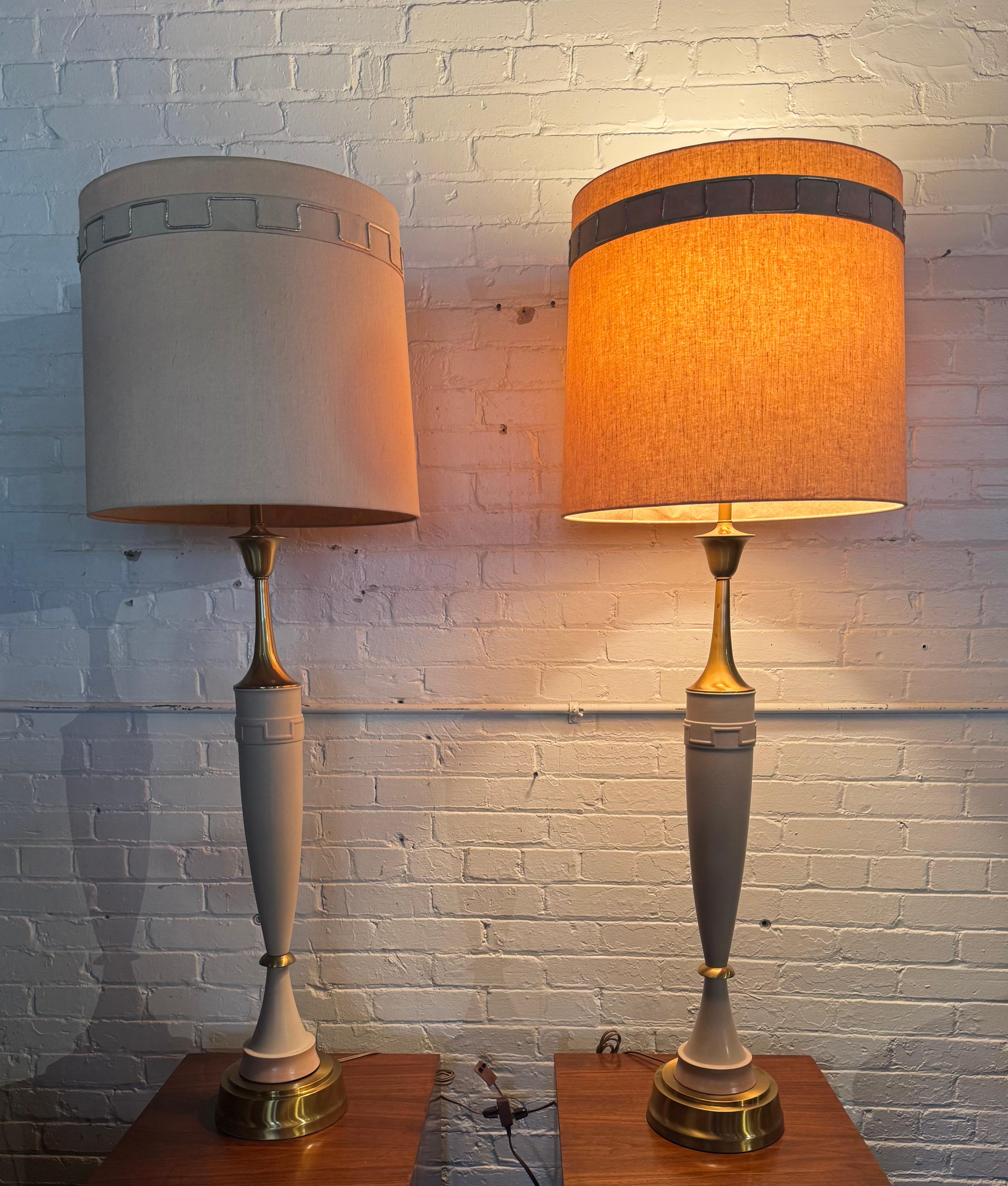 Lampe de table Laurel Greek Key en céramique et laiton 1970 Regency / Modernist en vente 3