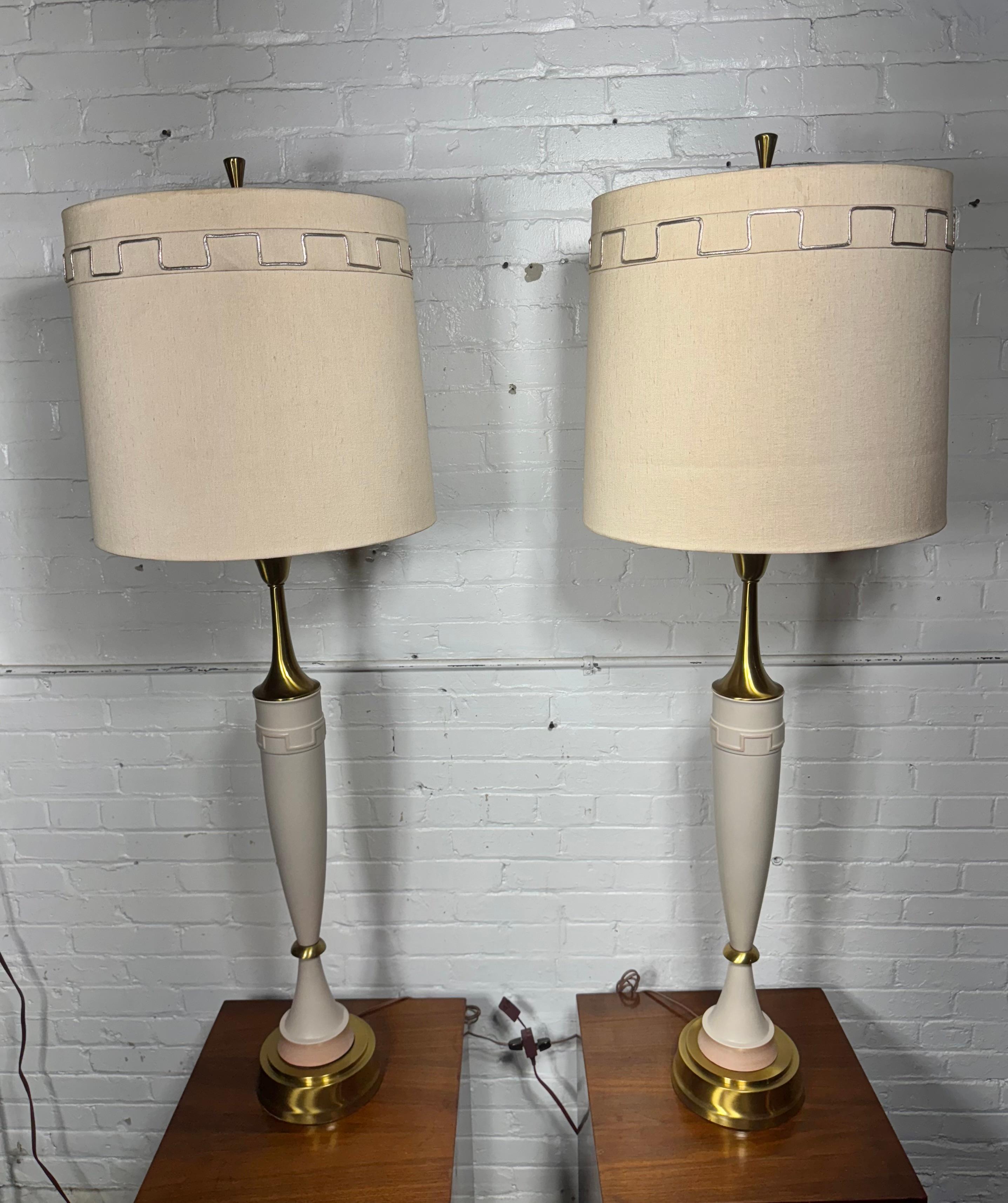Lampe de table Laurel Greek Key en céramique et laiton 1970 Regency / Modernist en vente 4