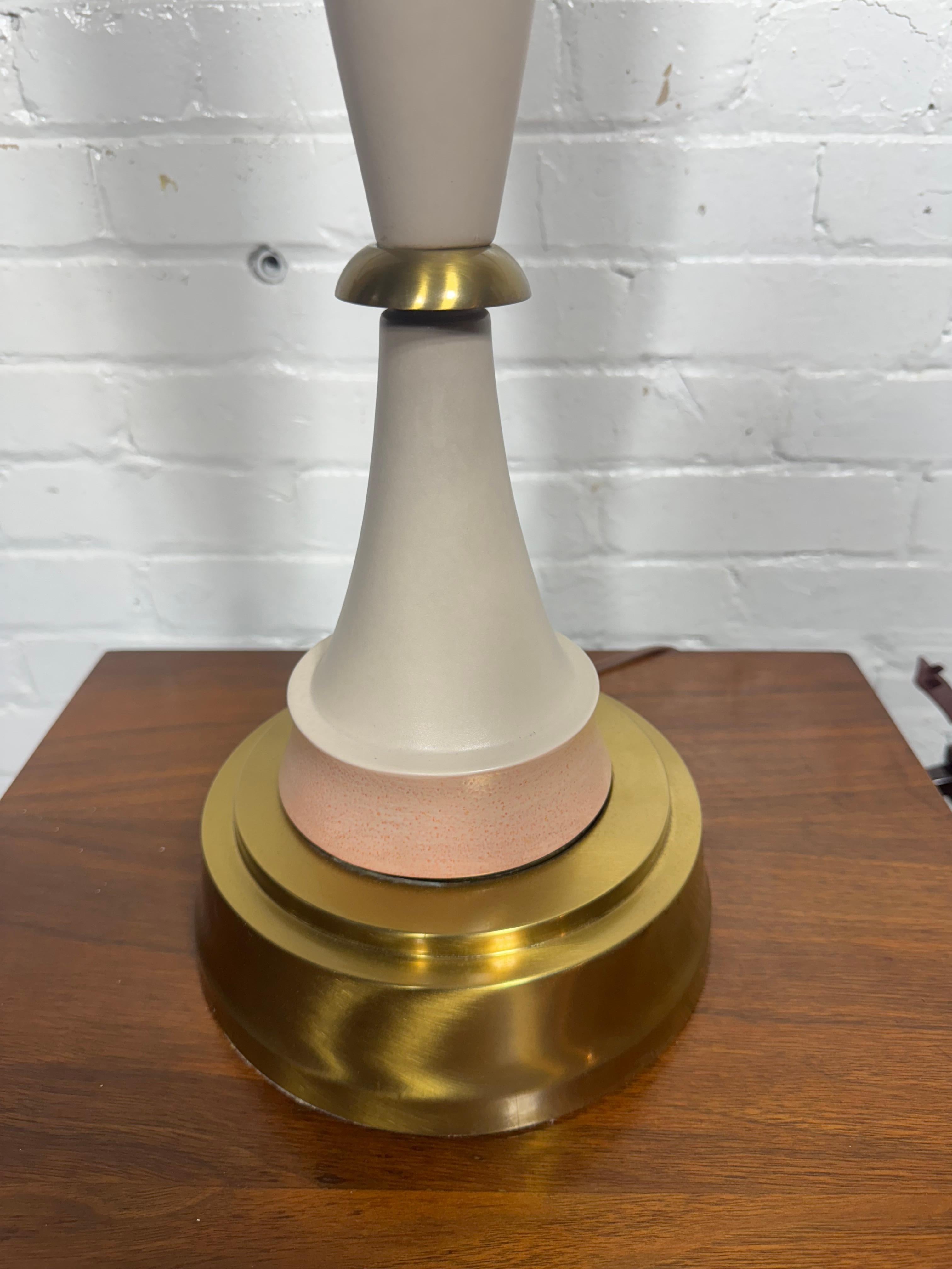 Lampe de table Laurel Greek Key en céramique et laiton 1970 Regency / Modernist en vente 5