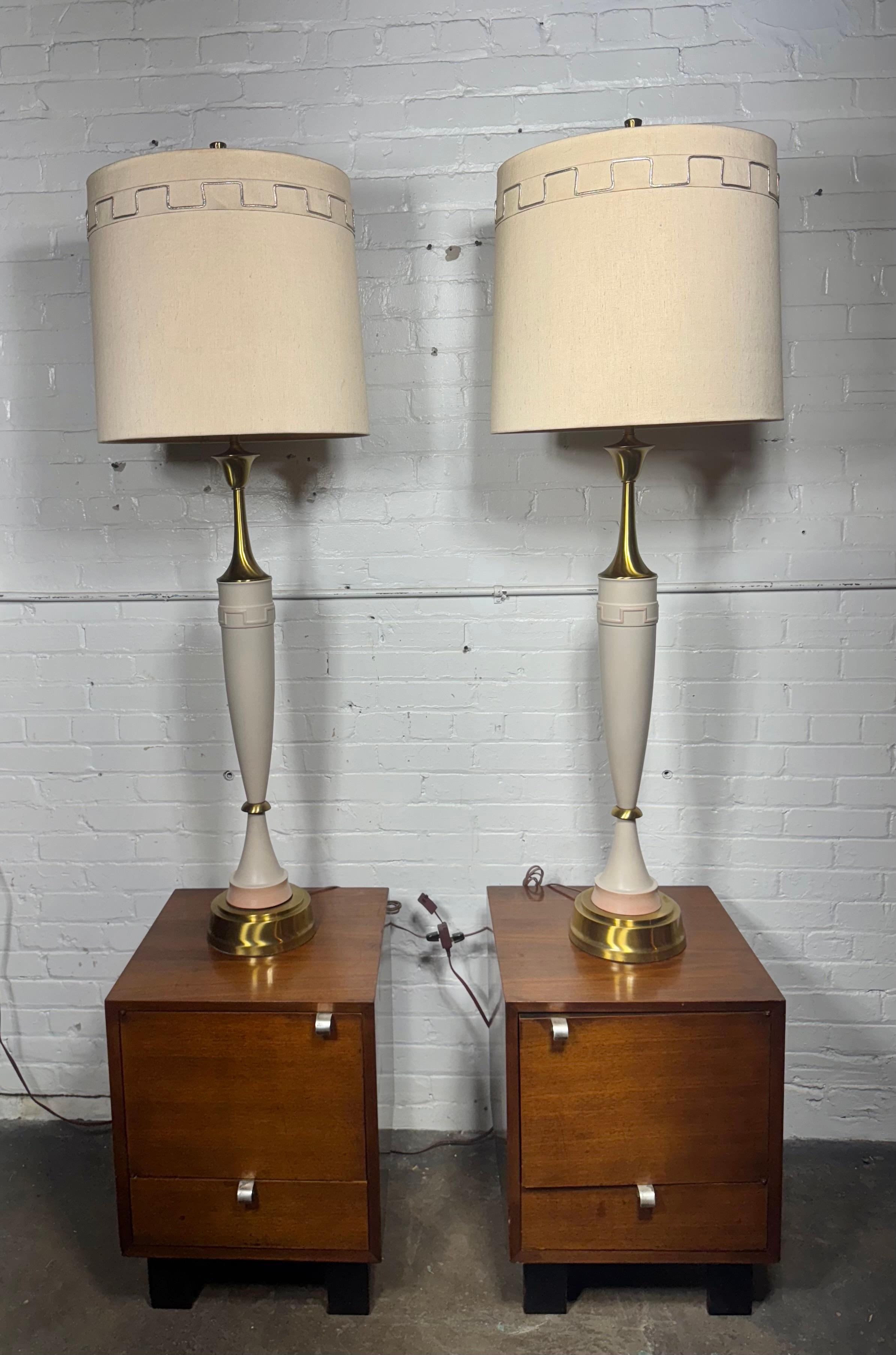 Lampe de table Laurel Greek Key en céramique et laiton 1970 Regency / Modernist en vente 6