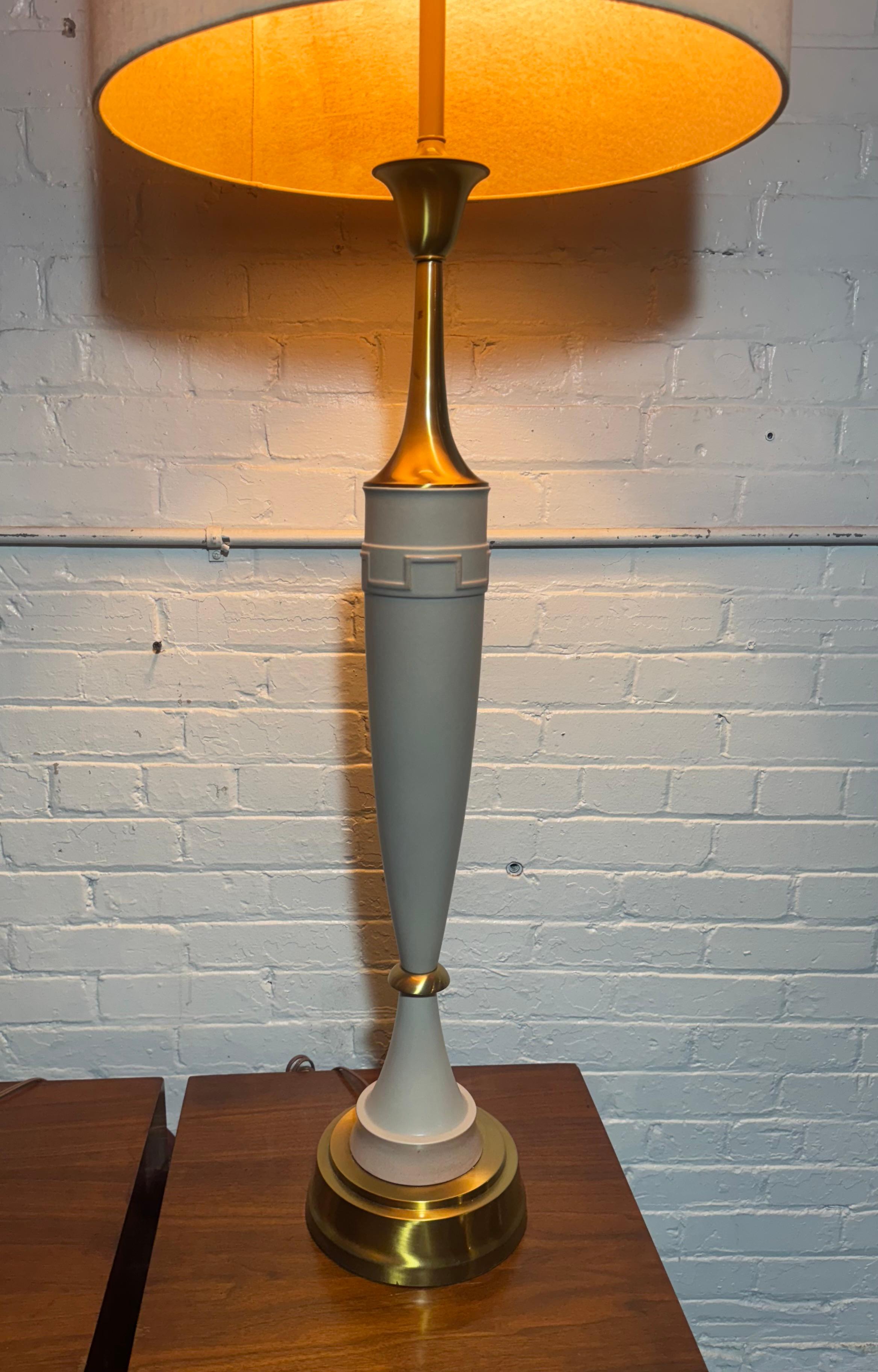 Lampe de table Laurel Greek Key en céramique et laiton 1970 Regency / Modernist en vente 10