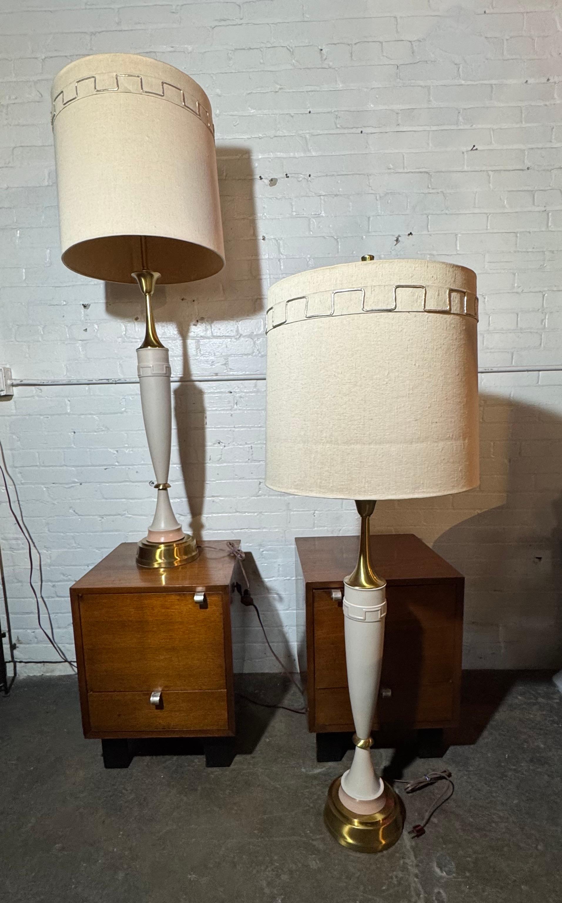 Superbe paire de lampes de table identiques et d'une hauteur impressionnante, attribuées à LAUREL... probablement fabriquées par The REMBRANDT Lamp Co.  Je les ai trouvés attribués aux deux ? Une couleur et une forme étonnantes... une nuance de rose