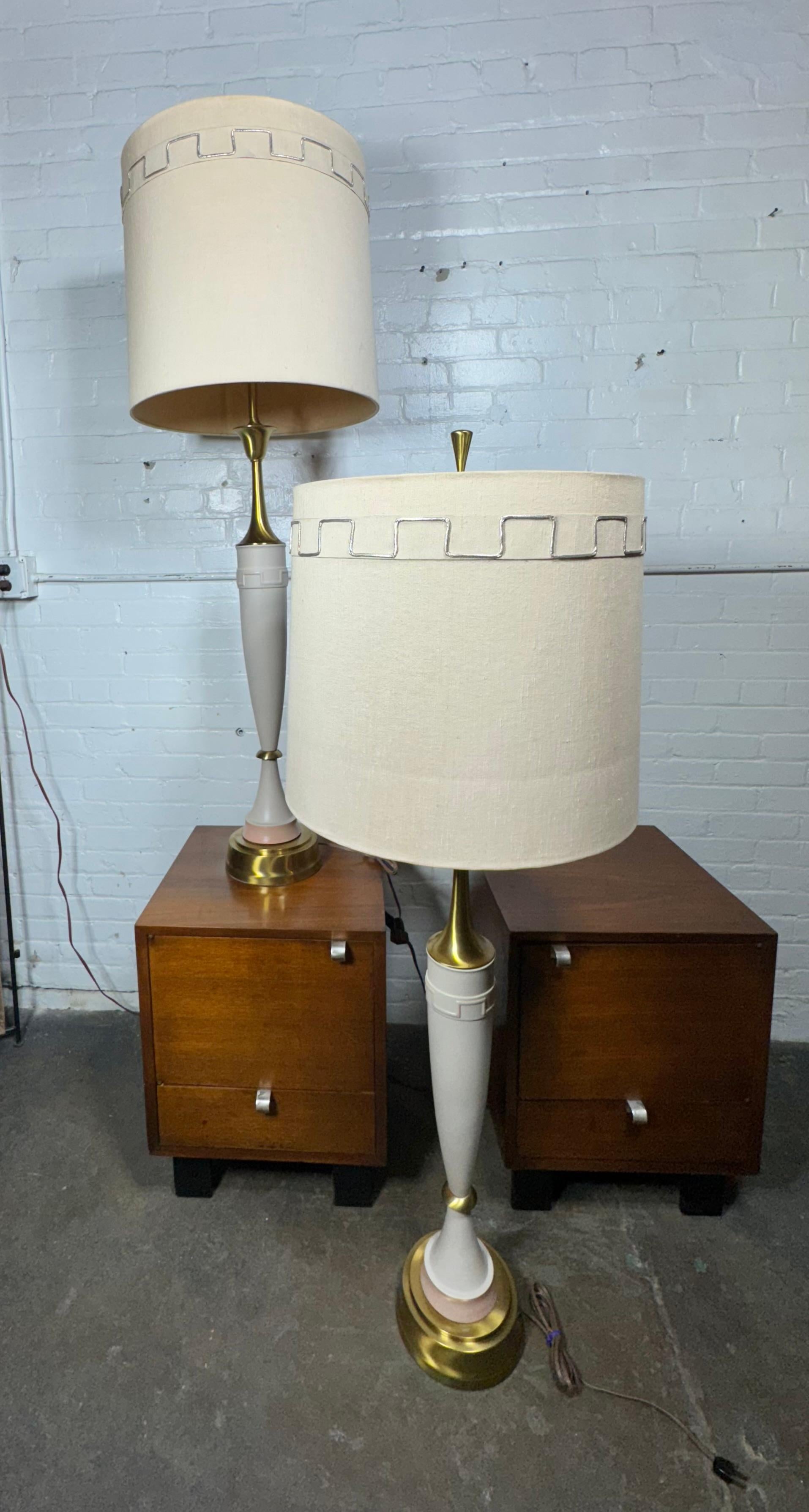 Américain Lampe de table Laurel Greek Key en céramique et laiton 1970 Regency / Modernist en vente
