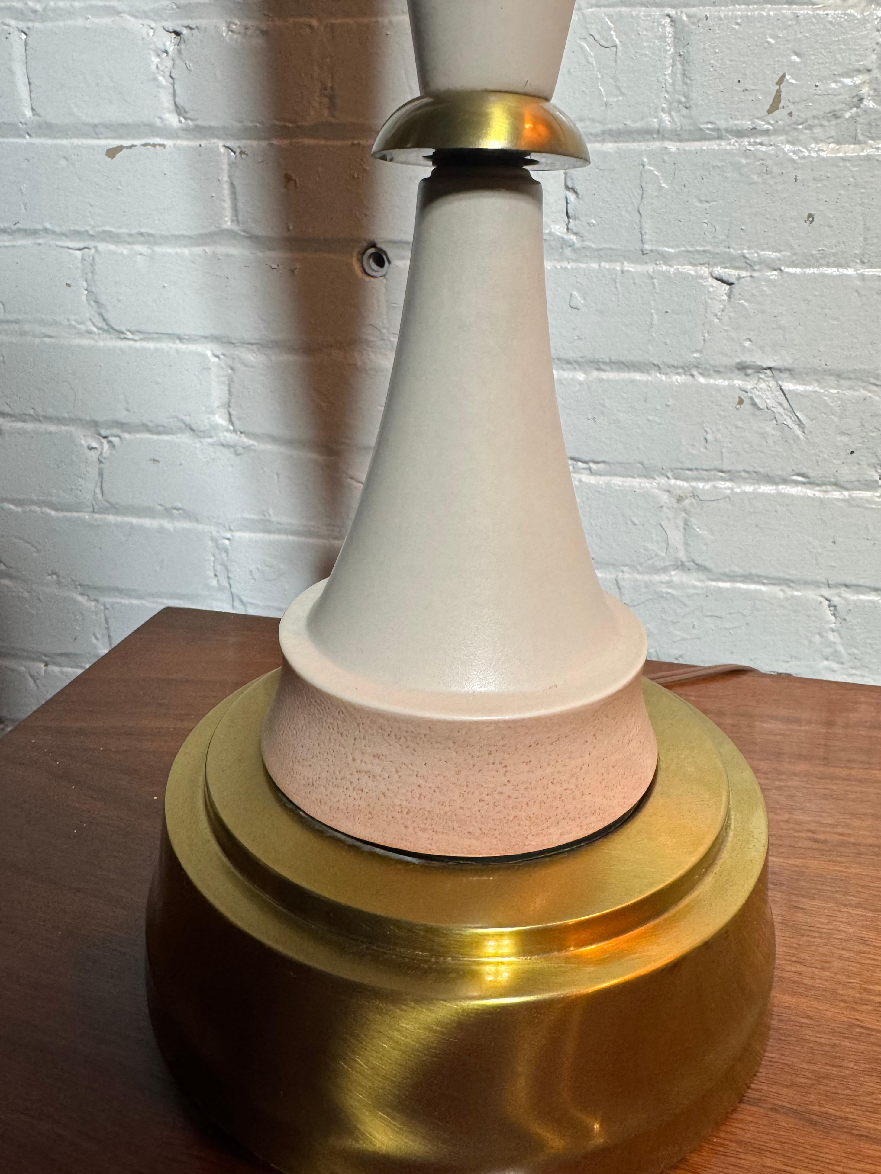 Lampe de table Laurel Greek Key en céramique et laiton 1970 Regency / Modernist en vente 1