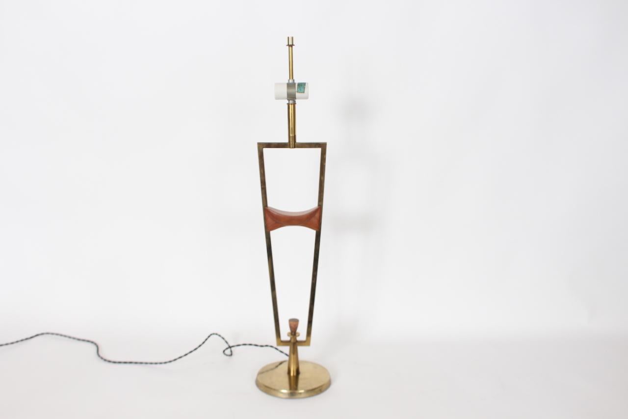 Laurel Lamp Co. Abstract Mast Form Walnut & Brass Table Lamp, C. 1960 For Sale 8