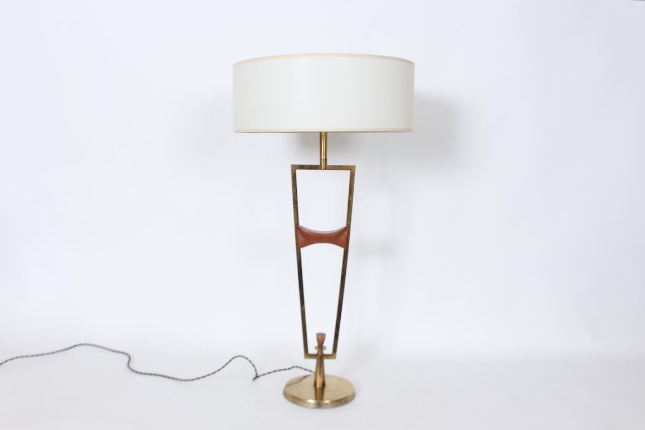 Laurel Lamp Co. Abstract Mast Form Walnut & Brass Table Lamp, C. 1960 For Sale 9