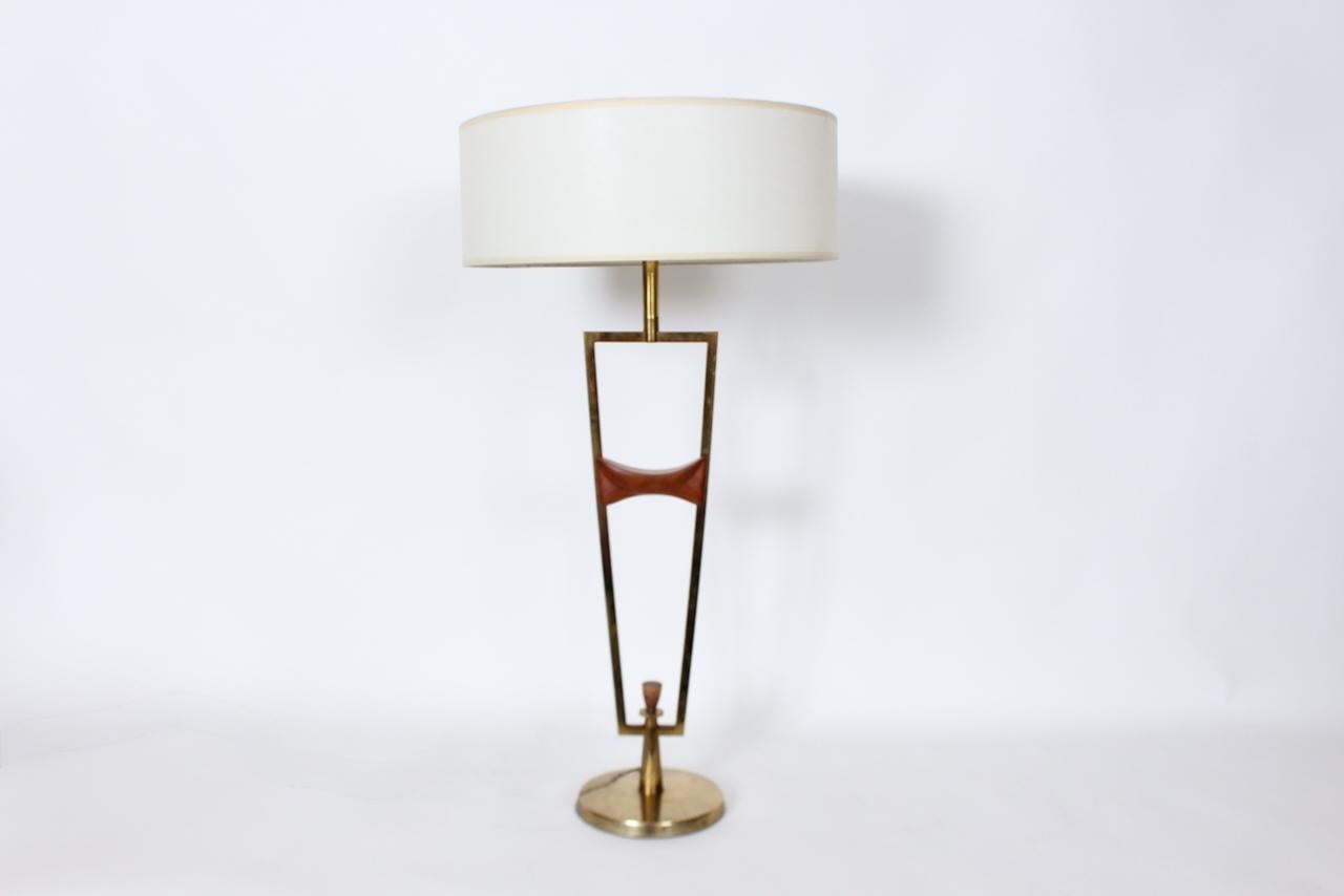 Gerald Thurston Style Laurel Lamp Co. Walnut and Brass Table Lamp. Featuring a balanced, open reflective triangular tubular Brass frame (Top 6W), horizontal hourglass Walnut brace detailed with original Walnut knob turn switch above circular base,