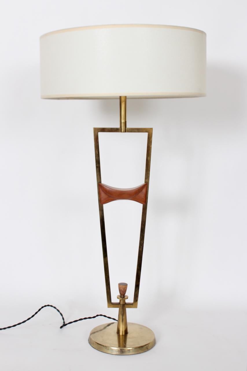 Laurel Lamp Co. Abstract Mast Form Walnut & Brass Table Lamp, C. 1960 In Good Condition For Sale In Bainbridge, NY