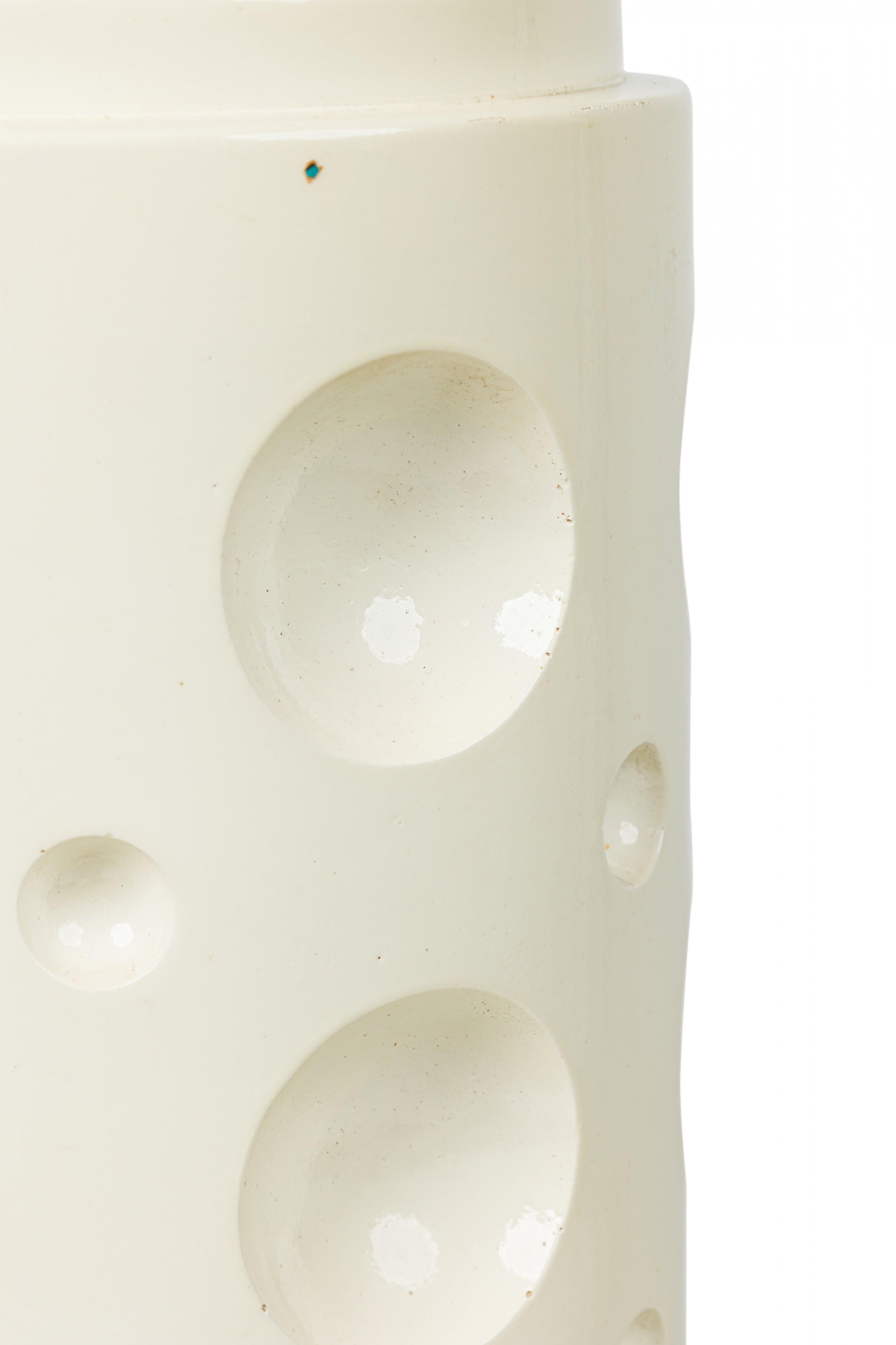 Mid-Century Modern Laurel Lamp Co. Lampe de bureau américaine à colonne cylindrique en céramique beige à écailles en vente
