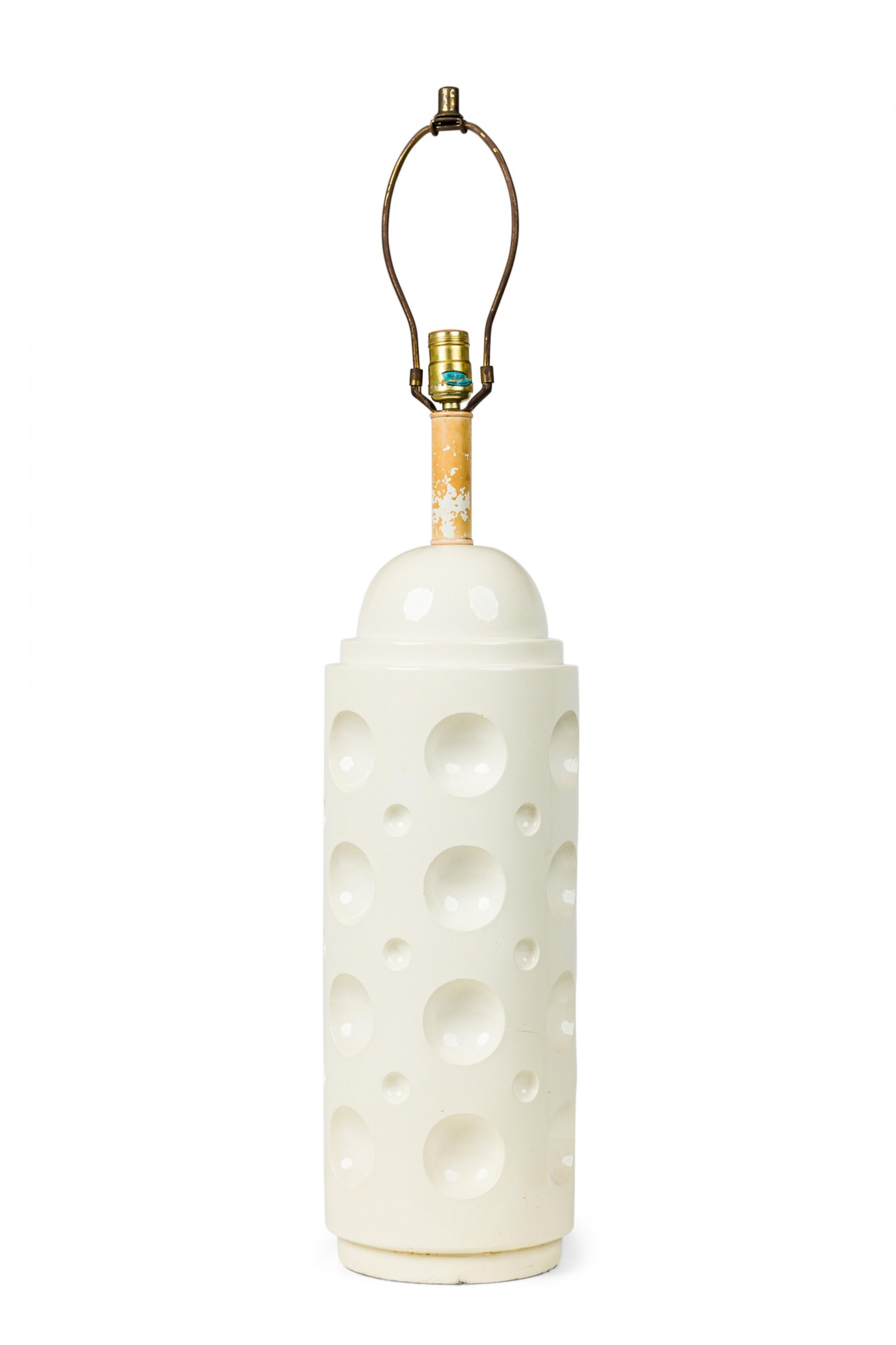 Laurel Lamp Co. American Beige Ceramic Dimpled Cylinder Column Table Lamp For Sale 1