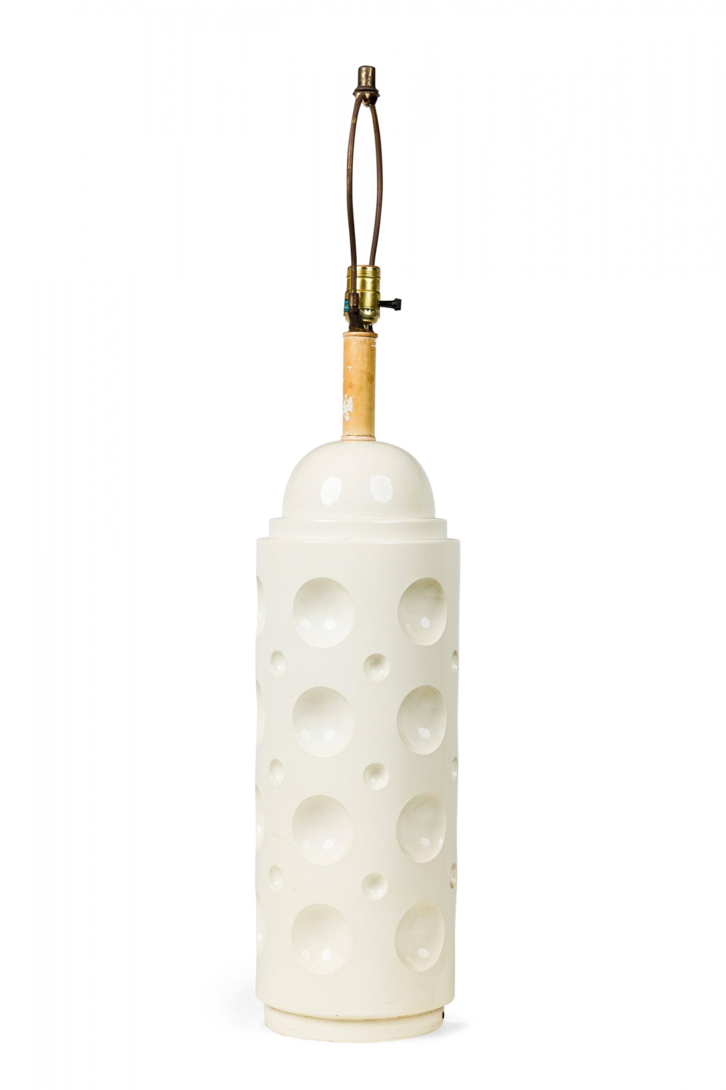 Laurel Lamp Co. American Beige Ceramic Dimpled Cylinder Column Table Lamp For Sale 2