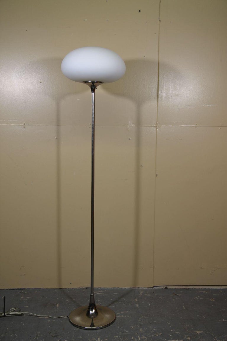 Laurel Lamp Co Chrome Mushroom Floor Lamp In Good Condition For Sale In Asbury Park, NJ