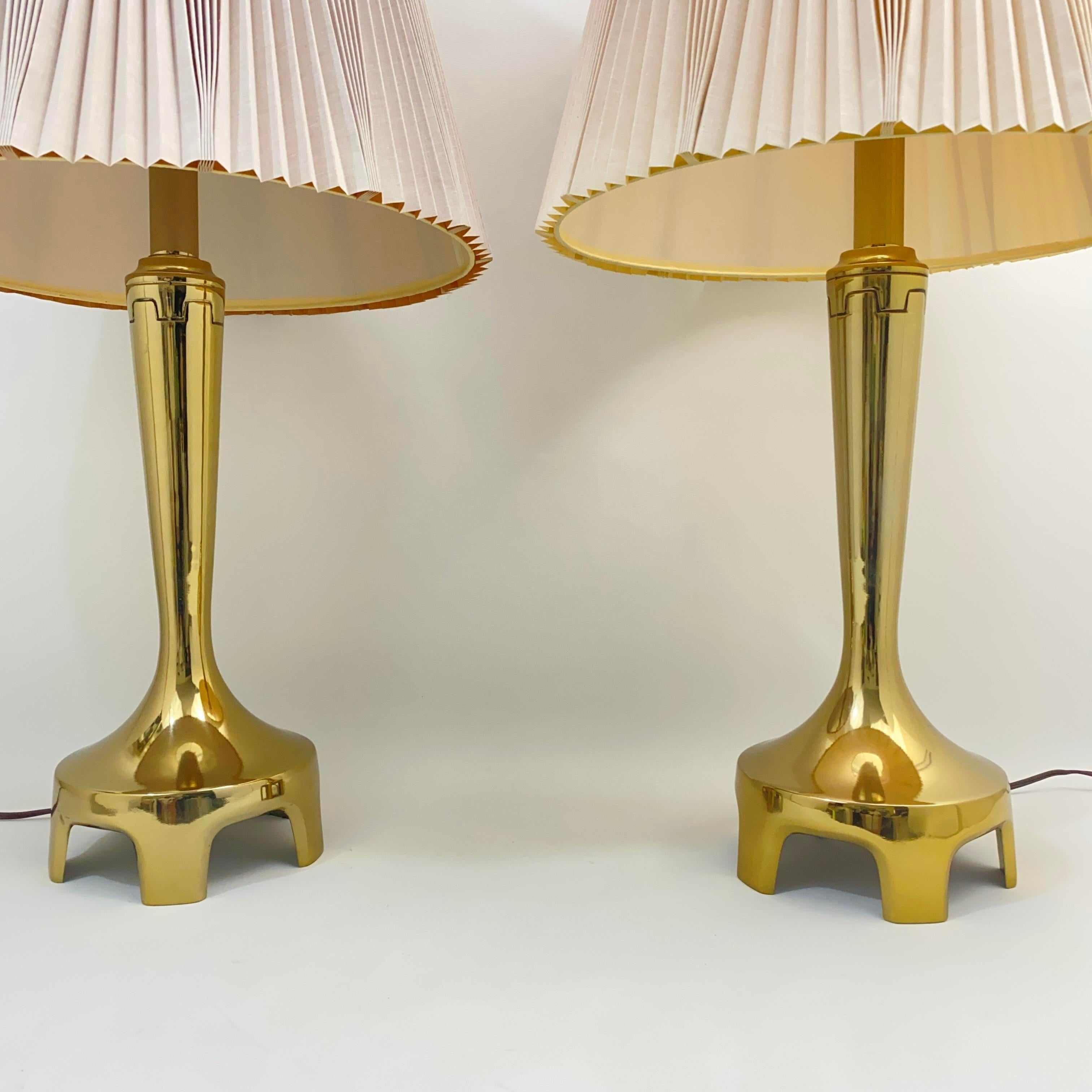 Vintage Laurel Lamp Co lamps circa late 1970s- early 1980s
Brass base footed lamp pair with meander (greek key) detail
Solid and heavy polished brass bases
Complimentary shades with op art pleat effect, shades are light mauve and light