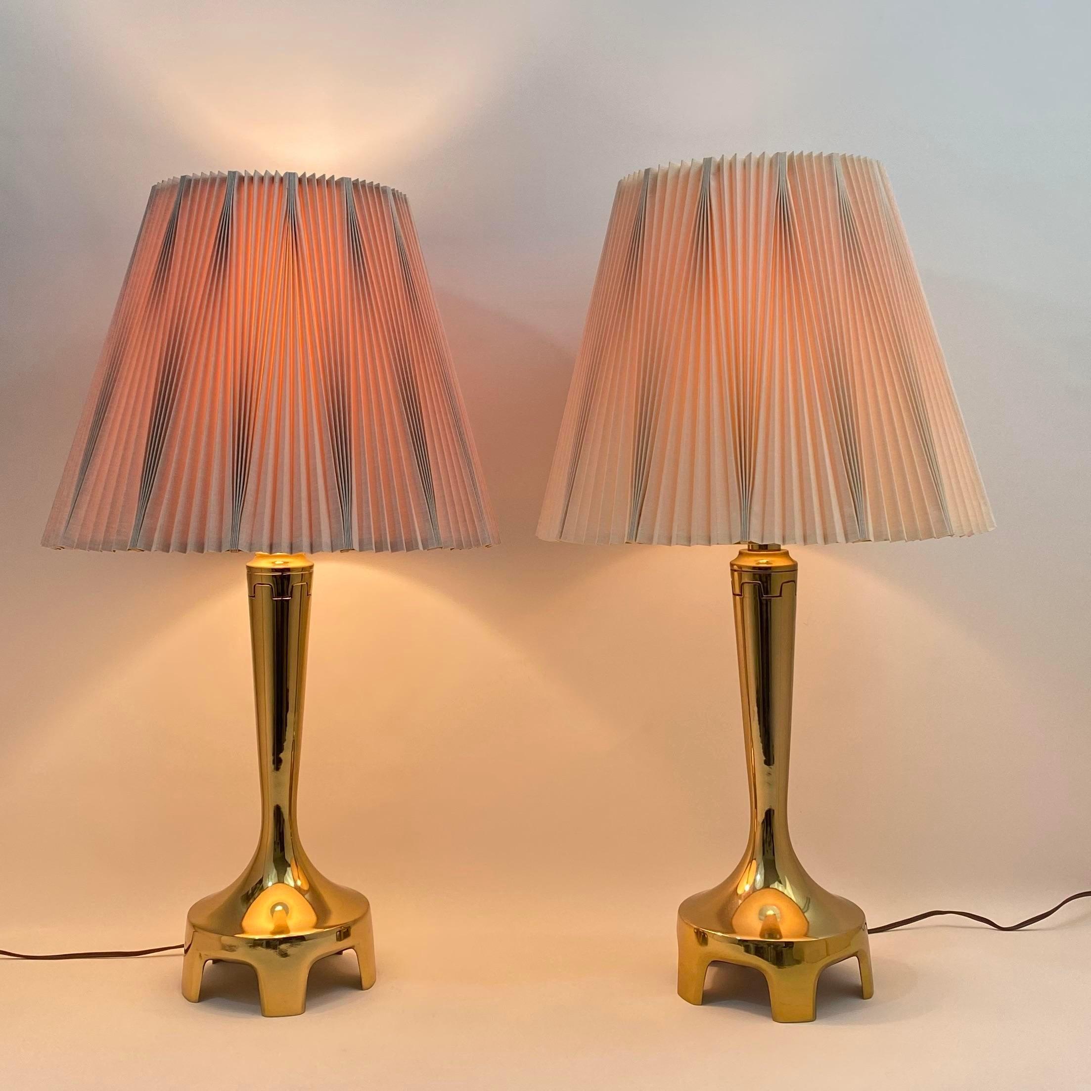 Hollywood Regency Laurel Lamp Co Footed Greek Key Brass Lamp Pair With Original Pleated Shades For Sale