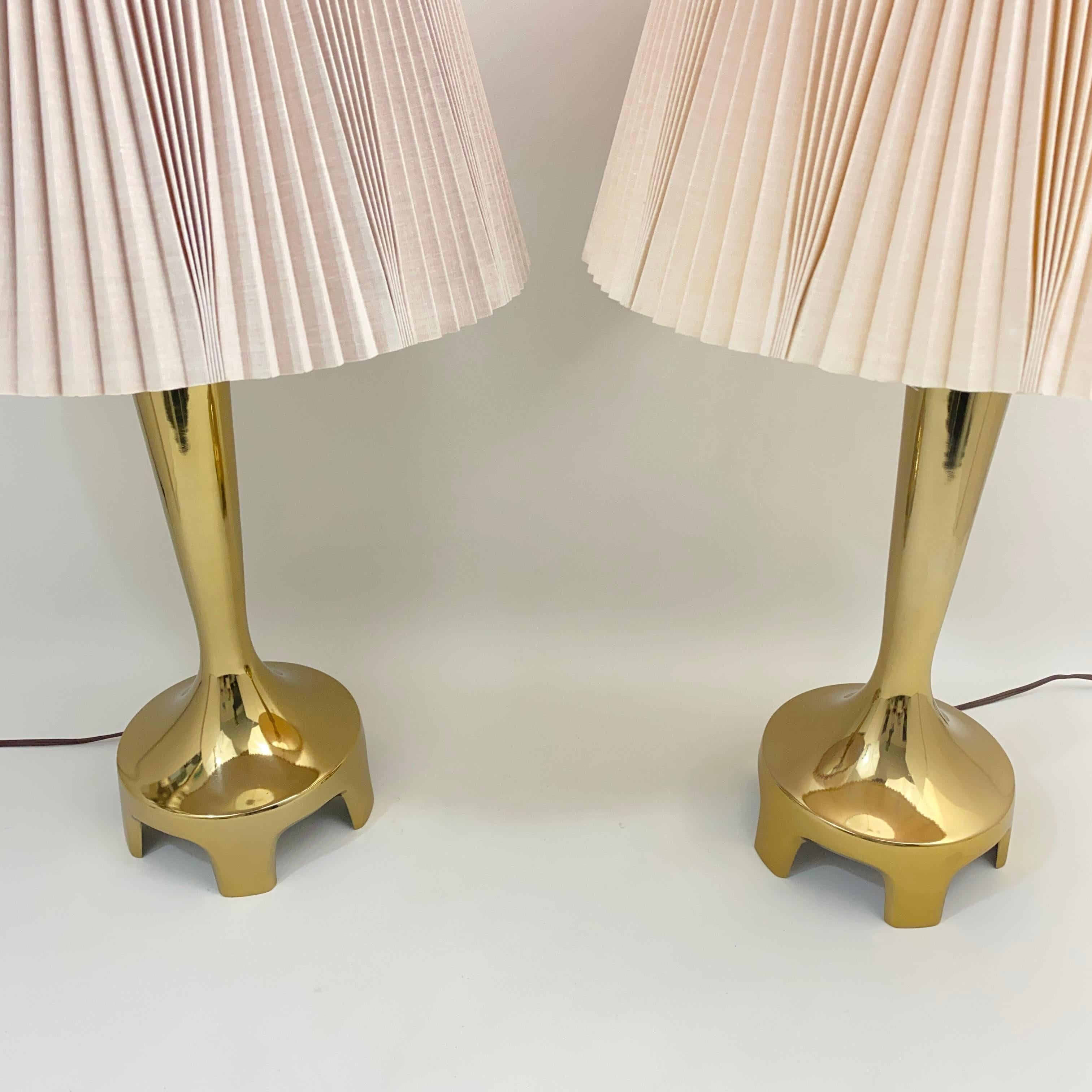 American Laurel Lamp Co Footed Greek Key Brass Lamp Pair With Original Pleated Shades For Sale