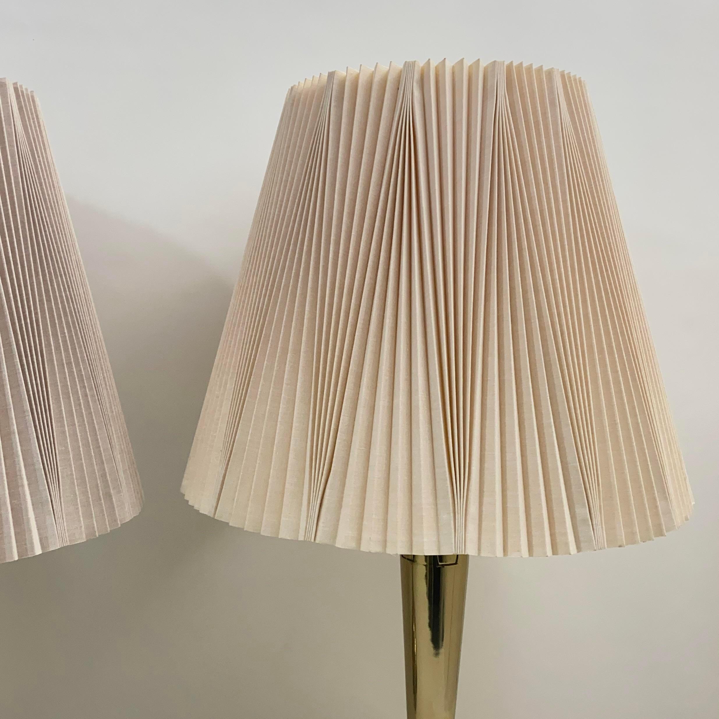 Laurel Lamp Co Footed Greek Key Brass Lamp Pair With Original Pleated Shades In Good Condition For Sale In Westfield, NJ
