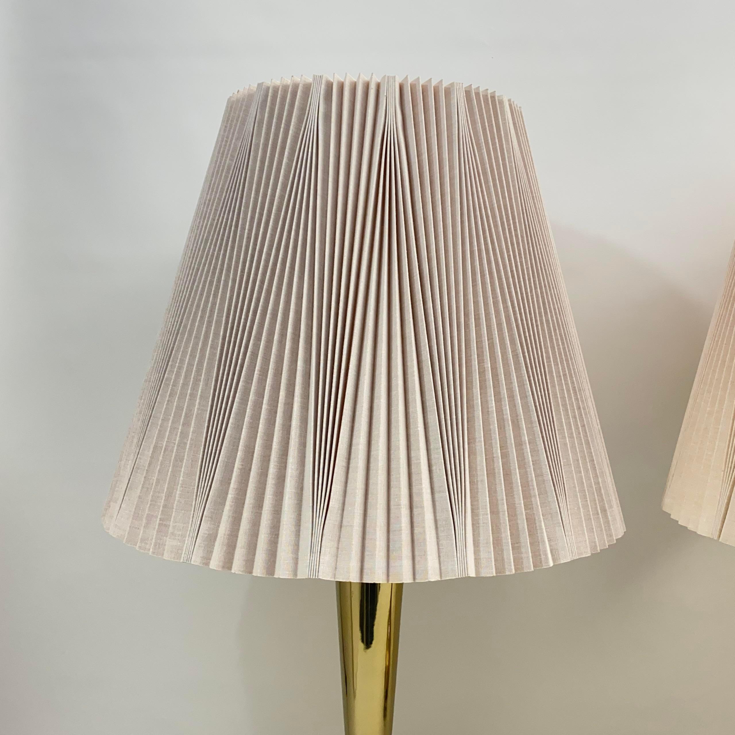 20th Century Laurel Lamp Co Footed Greek Key Brass Lamp Pair With Original Pleated Shades For Sale